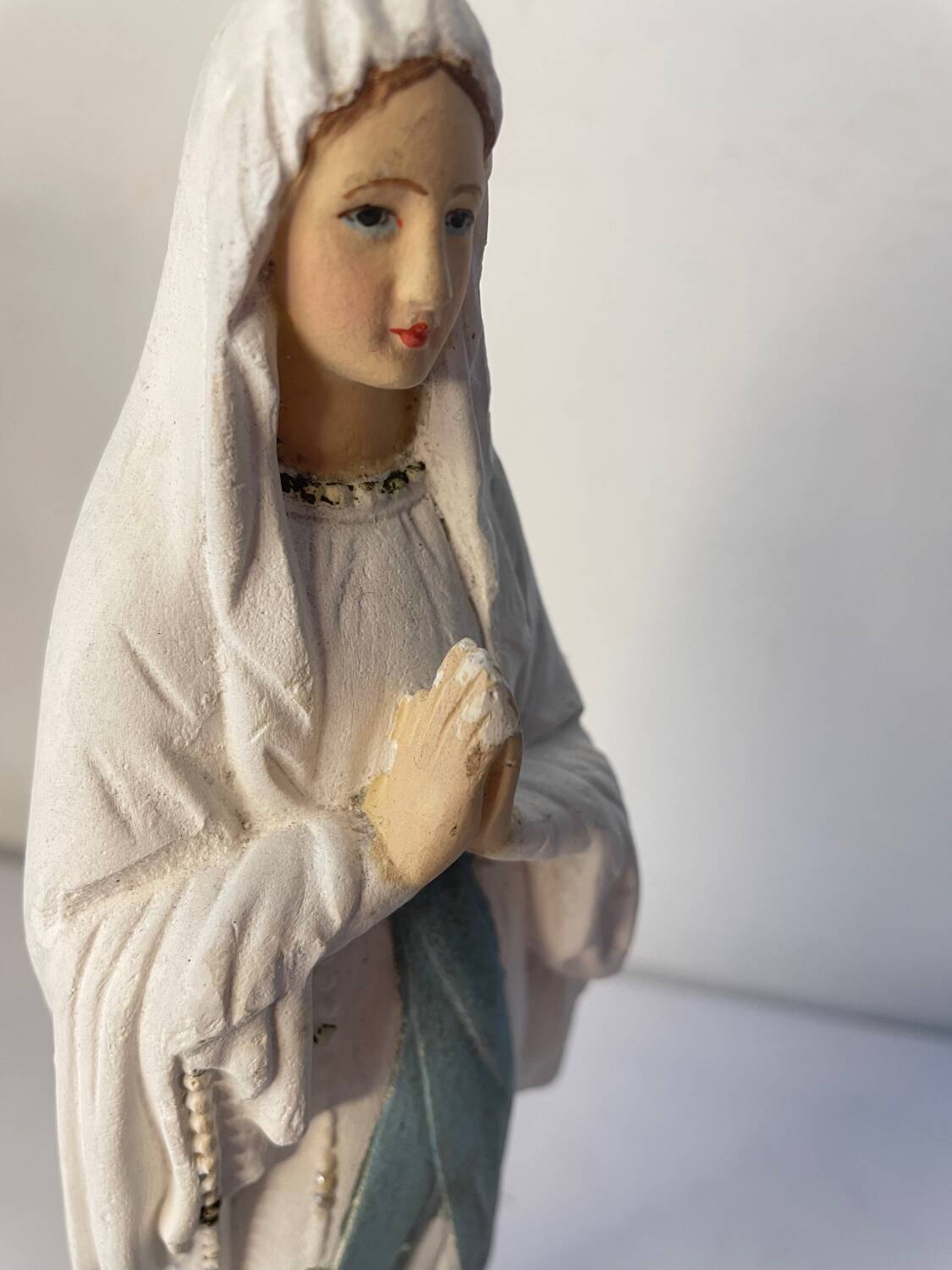 Ancienne vierge en plâtre