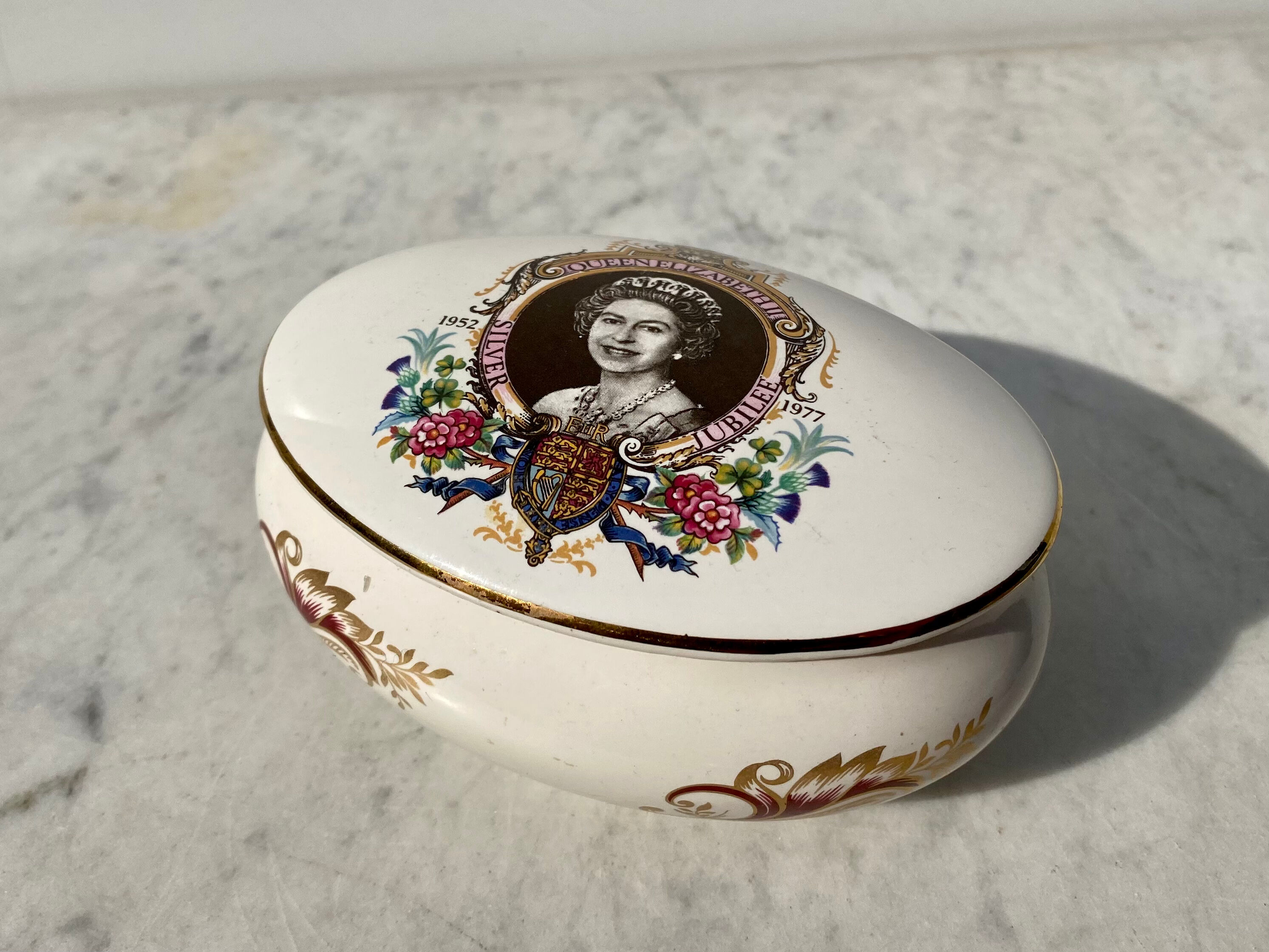 Porcelain box royal worcester collector queen elizabeth ii silver jubilee 1977