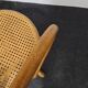 Chaise pivotante vintage en bois courbé.