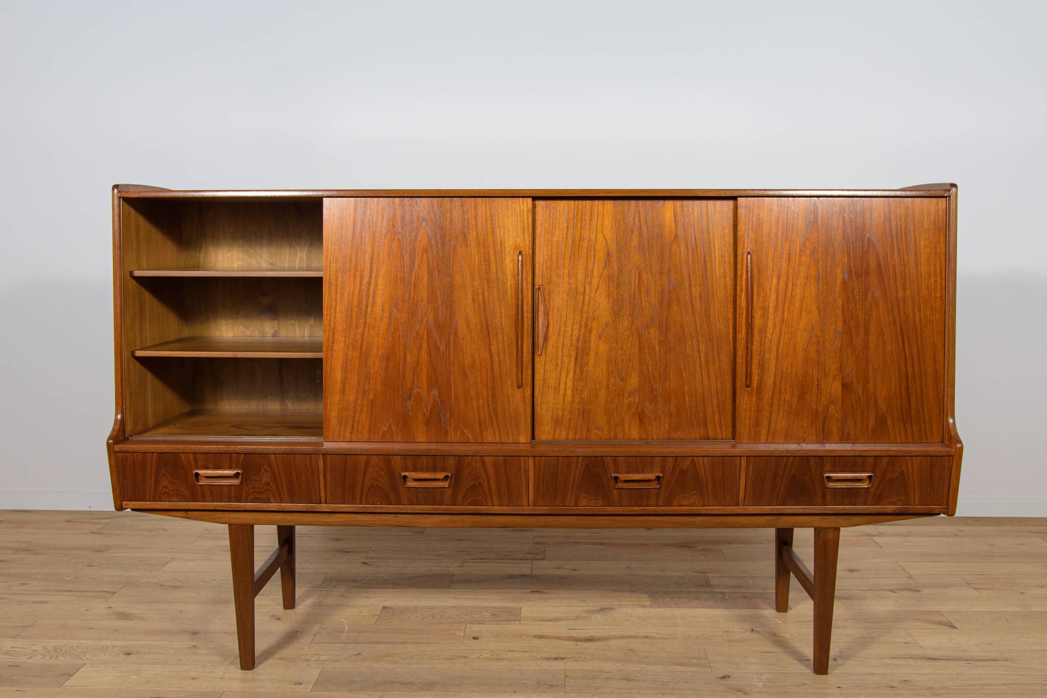 Buffet haut en teck de style moderne du milieu du siècle, fabriqué par Farso Mobelfabrik, Danemark.