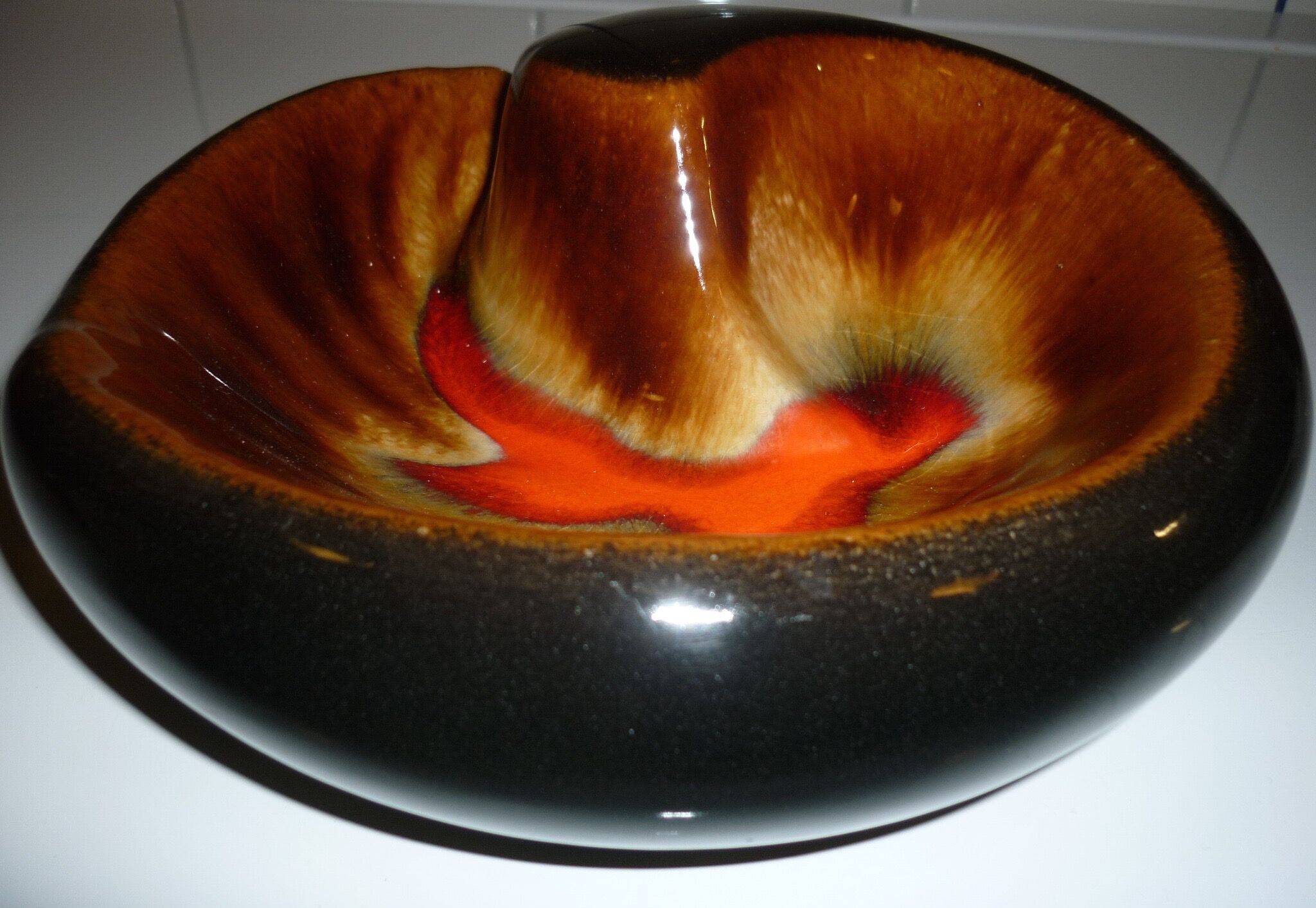 Empty round pocket Ø 20 cm black, red and yellow Vallauris style