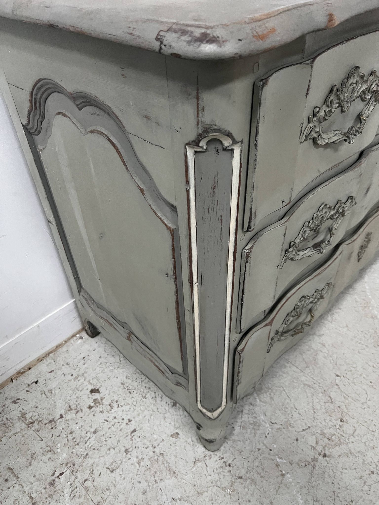 Commode arbalète de style Louis XV en chêne patiné XX siècle