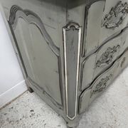 Commode arbalète de style Louis XV en chêne patiné XX siècle