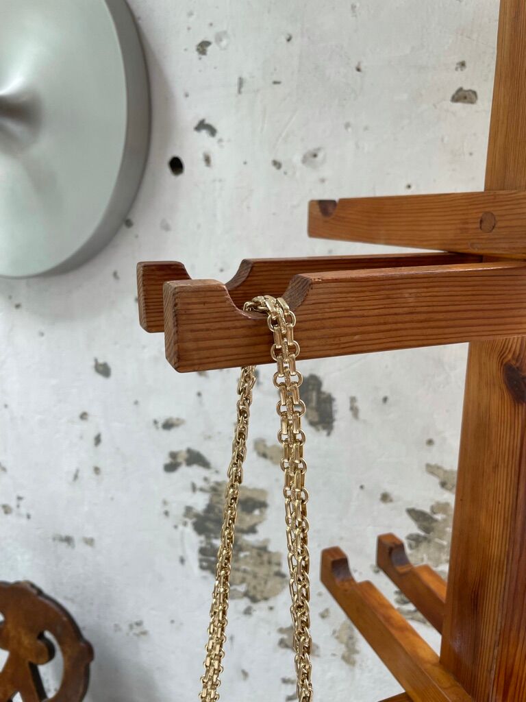 Patère wears pine coat 70