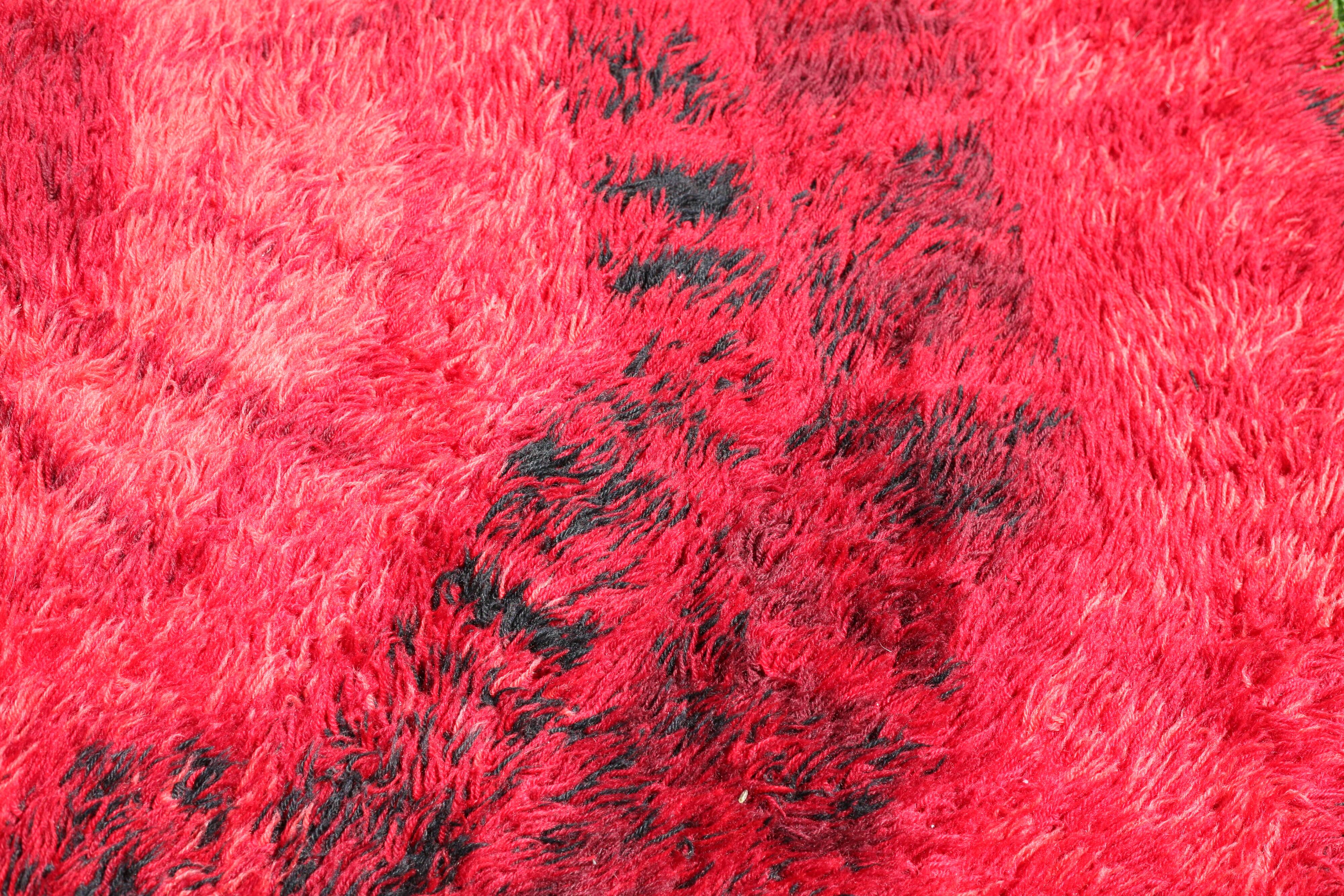 Space age rug. Psychedelic decor. Circa 1970.