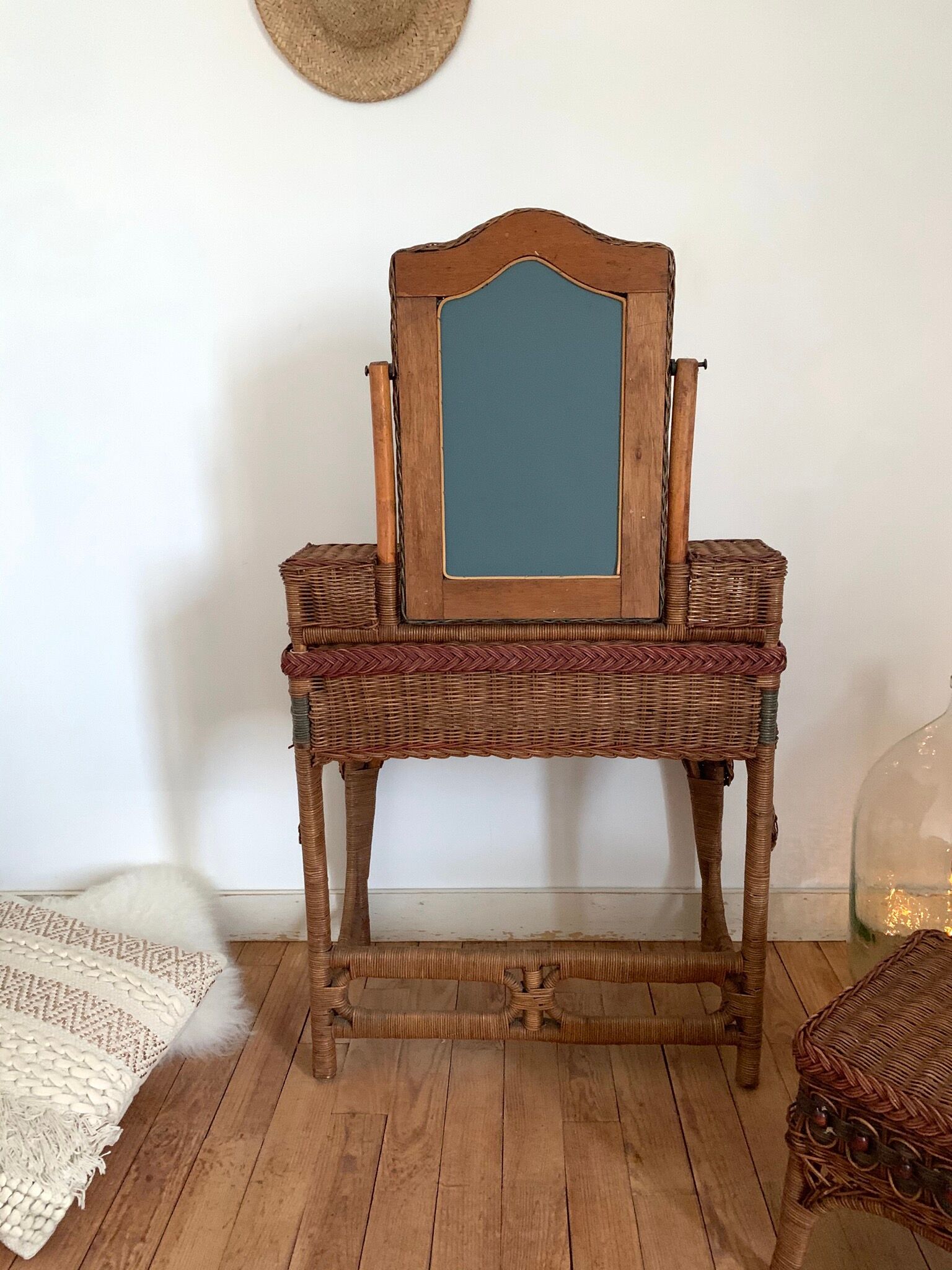 Rattan hairdresser and its pouf