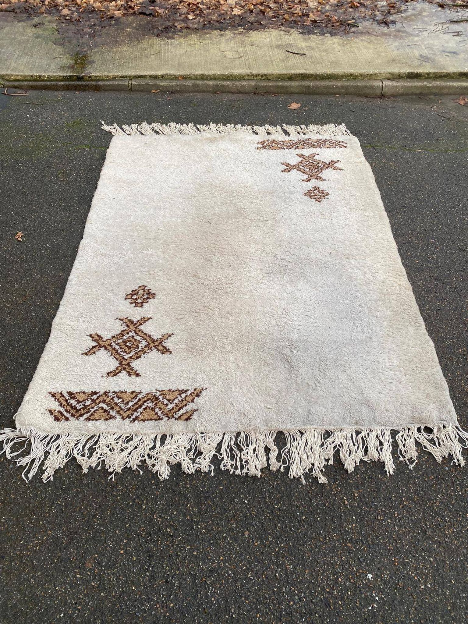 Handmade knotted Berber Moroccan wool rug 170x225cm