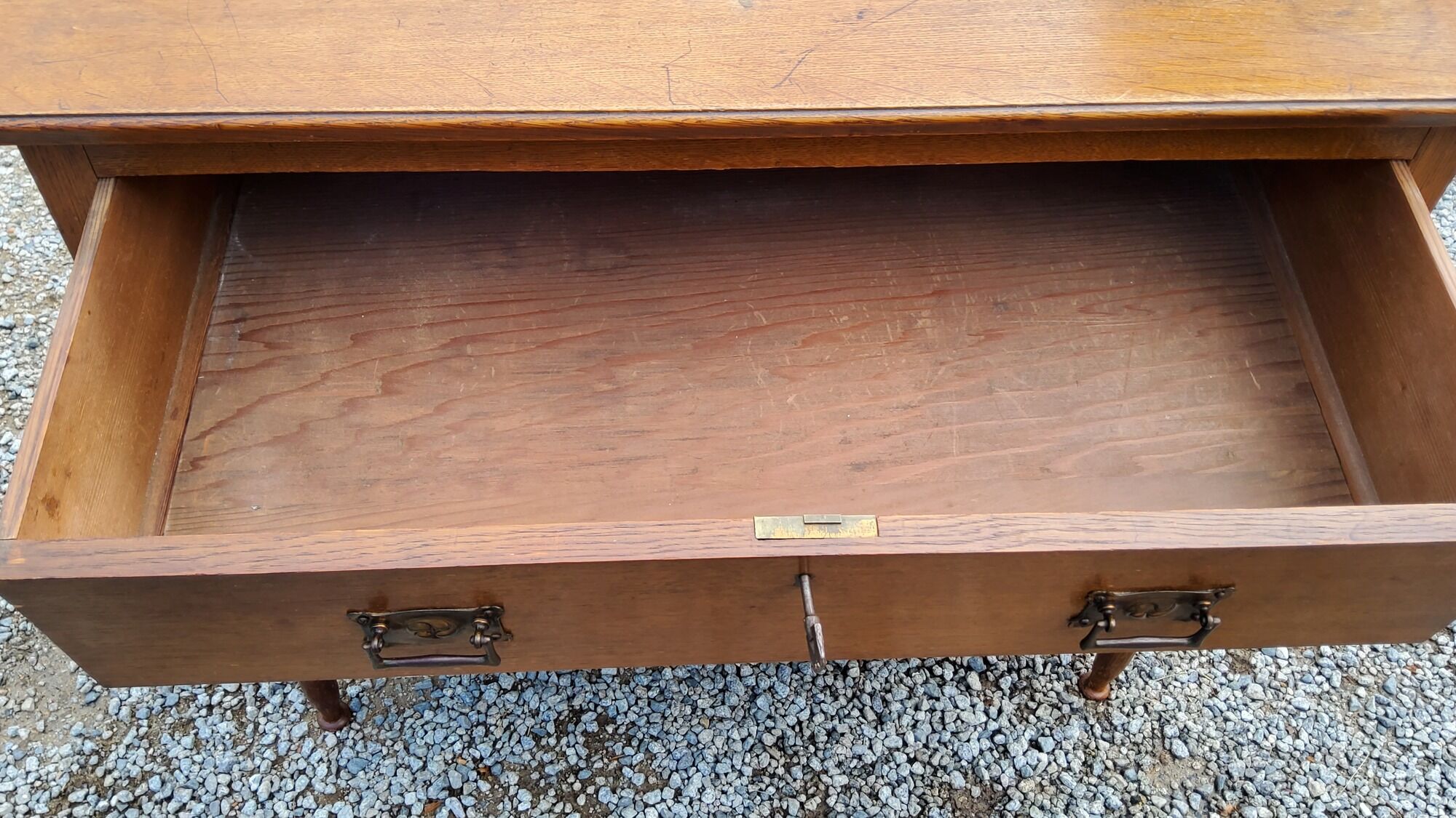 Commode des années 50 en chêne massif 3 tiroirs  pieds coniques