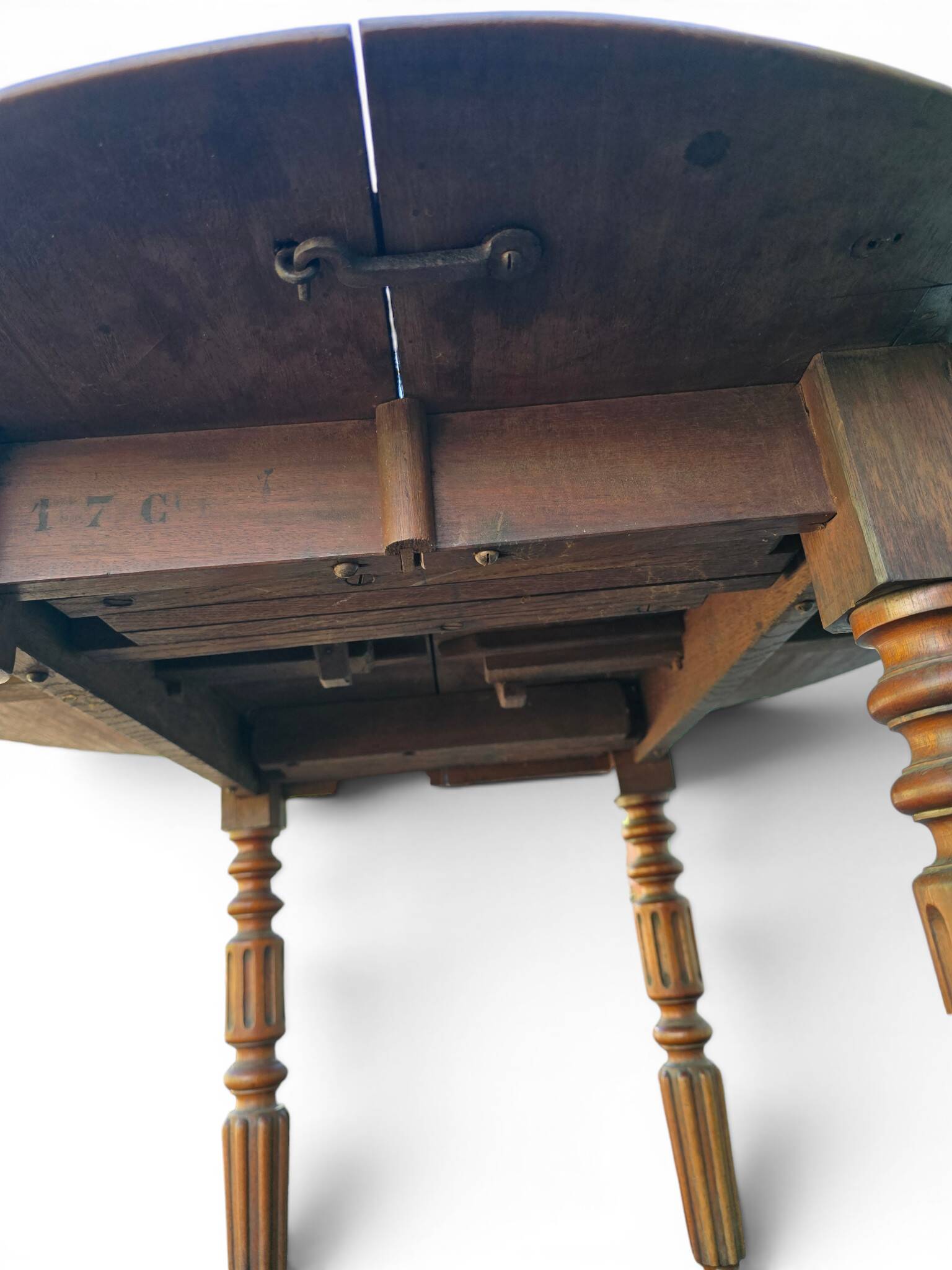 Antique drop-leaf table in wood, with turned legs and castors.