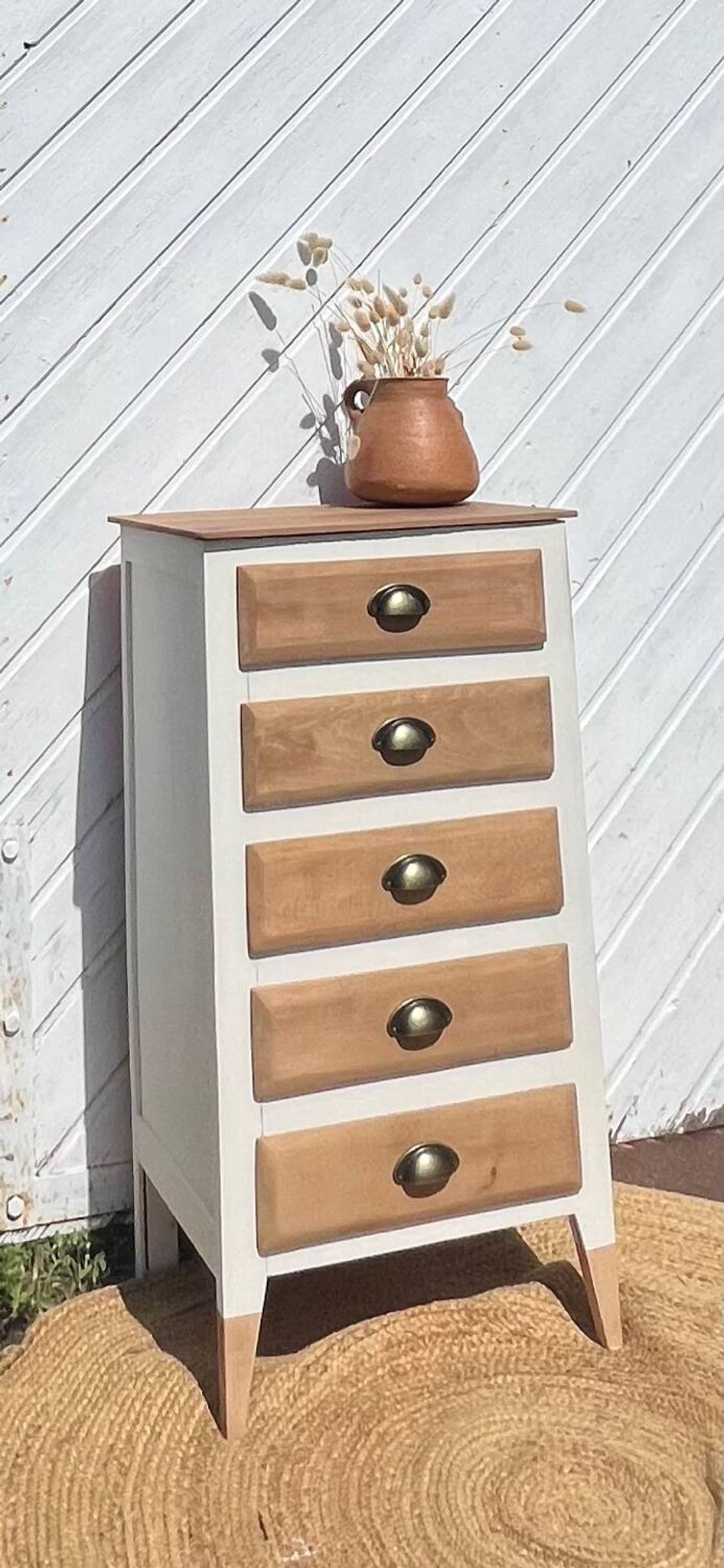 Chiffonnier vintage pieds compas en bois massif brut et patiné blanc