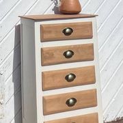 Chiffonnier vintage pieds compas en bois massif brut et patiné blanc