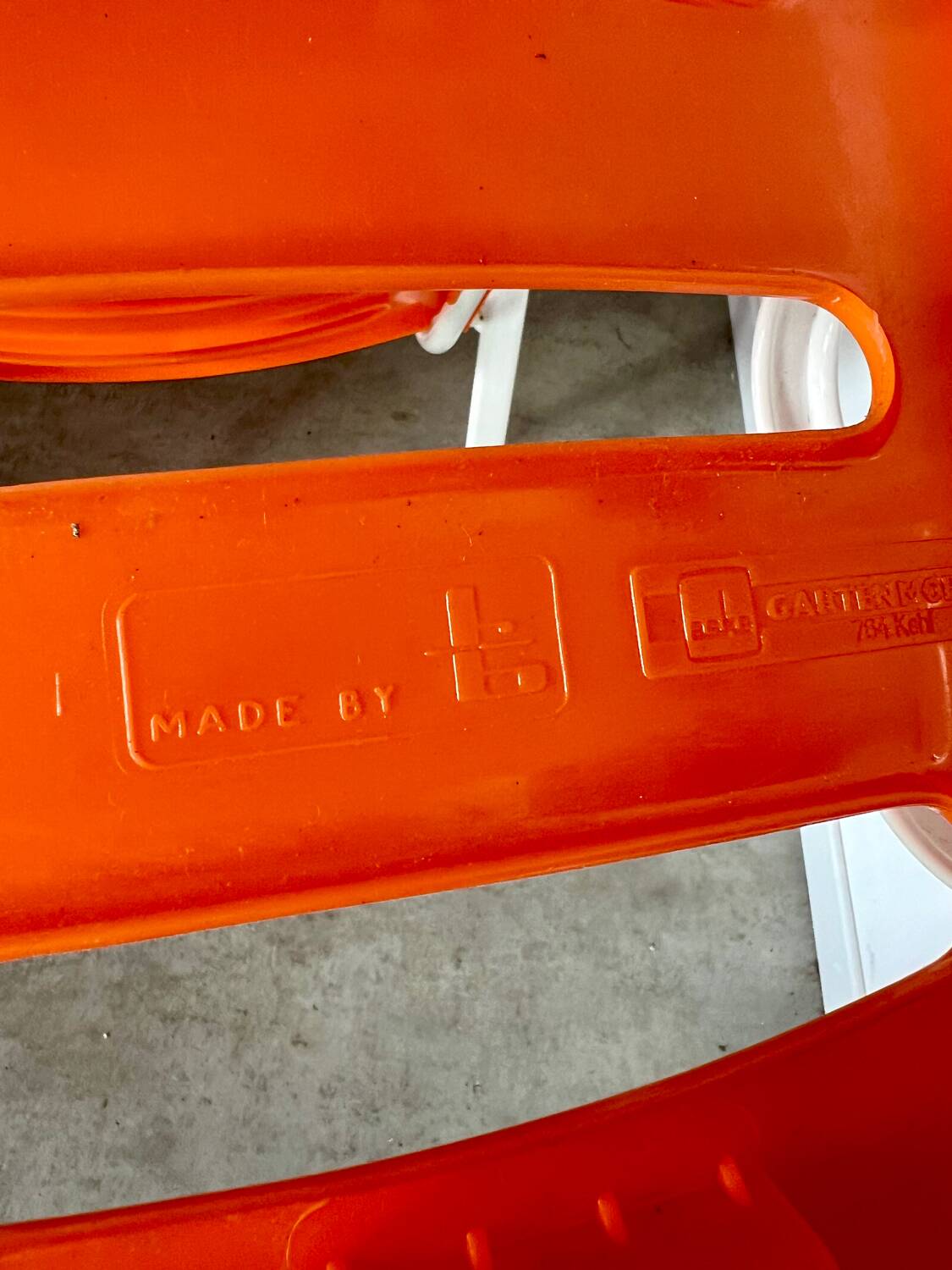 Lot de 4 chaises extérieur intérieur orange plastique et métal vintage années 70 jardin