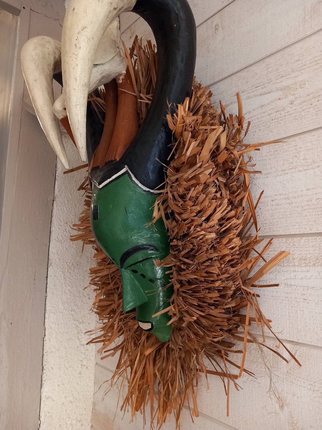 Masque tribal ancien en bois et fibre raphia