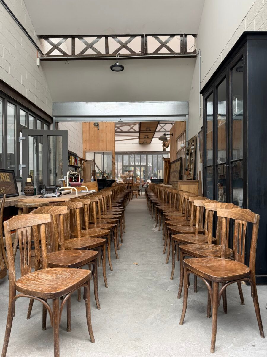 Suite de 54 chaises de bistrot