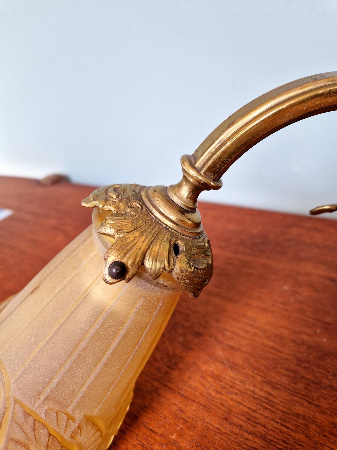 Art Deco wall light in gilt bronze and satin glass, 1920s