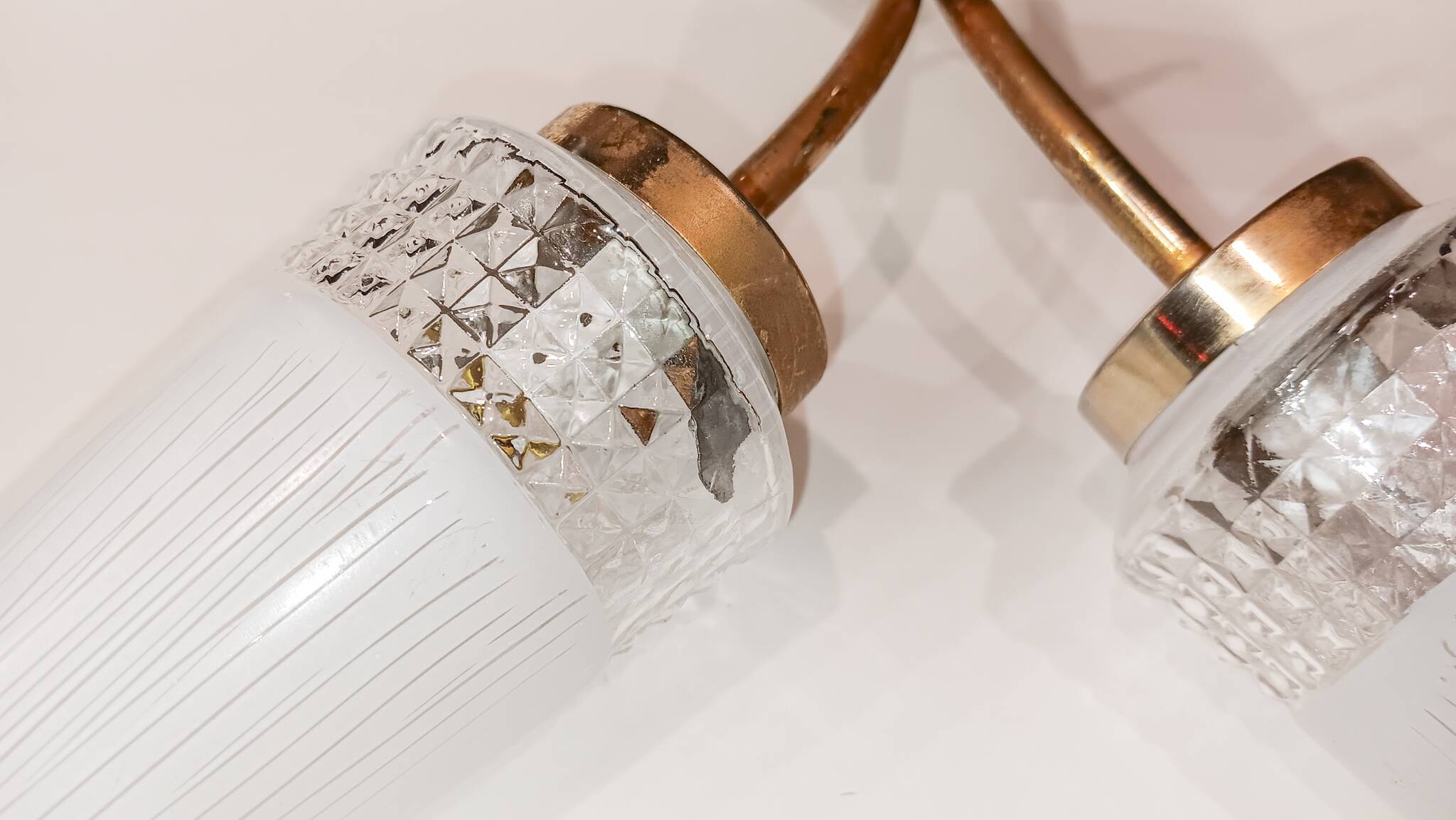 Wall lamp with 2 branches L 30 cm - H 30 cm - Size of embossed and white screen-printed glasses: H 15