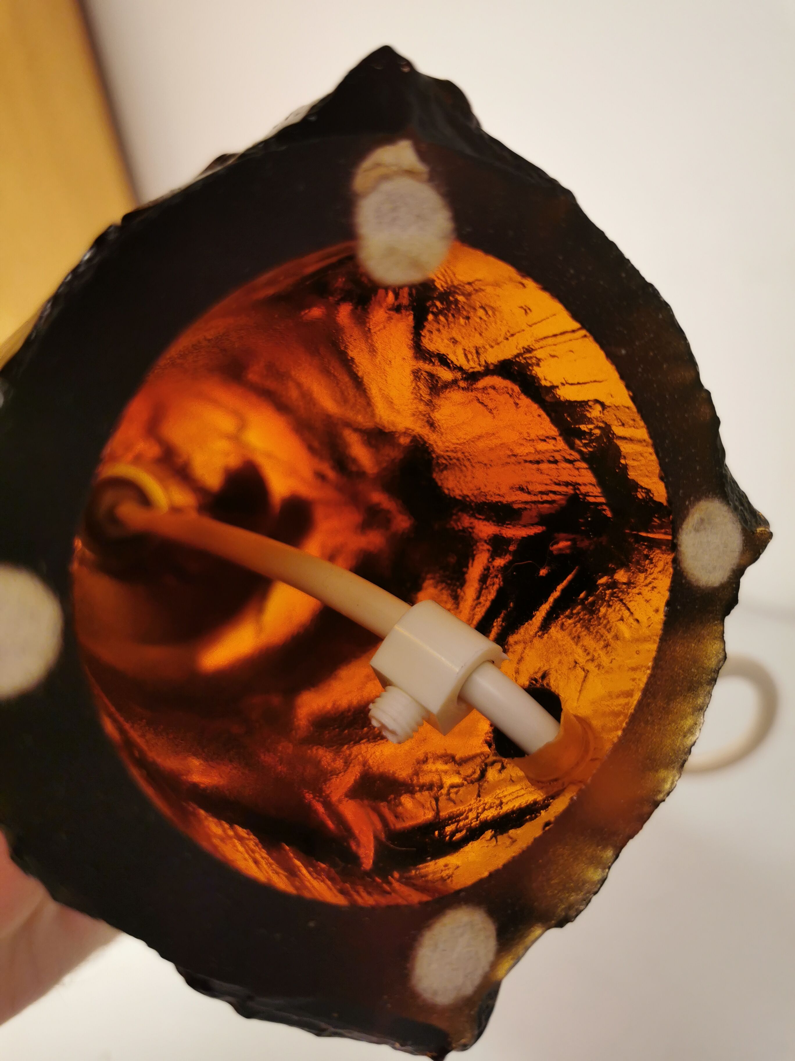 Pied de lampe de table, en verre pressé dur de couleur ambre. Design danois