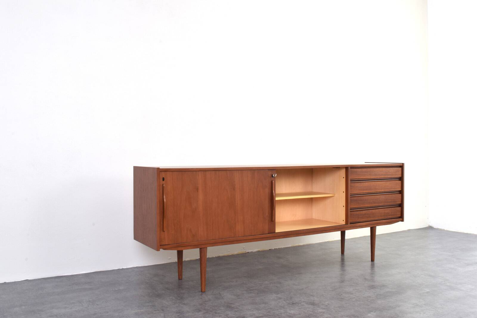 Buffet en teck danois du milieu du siècle, années 1960.