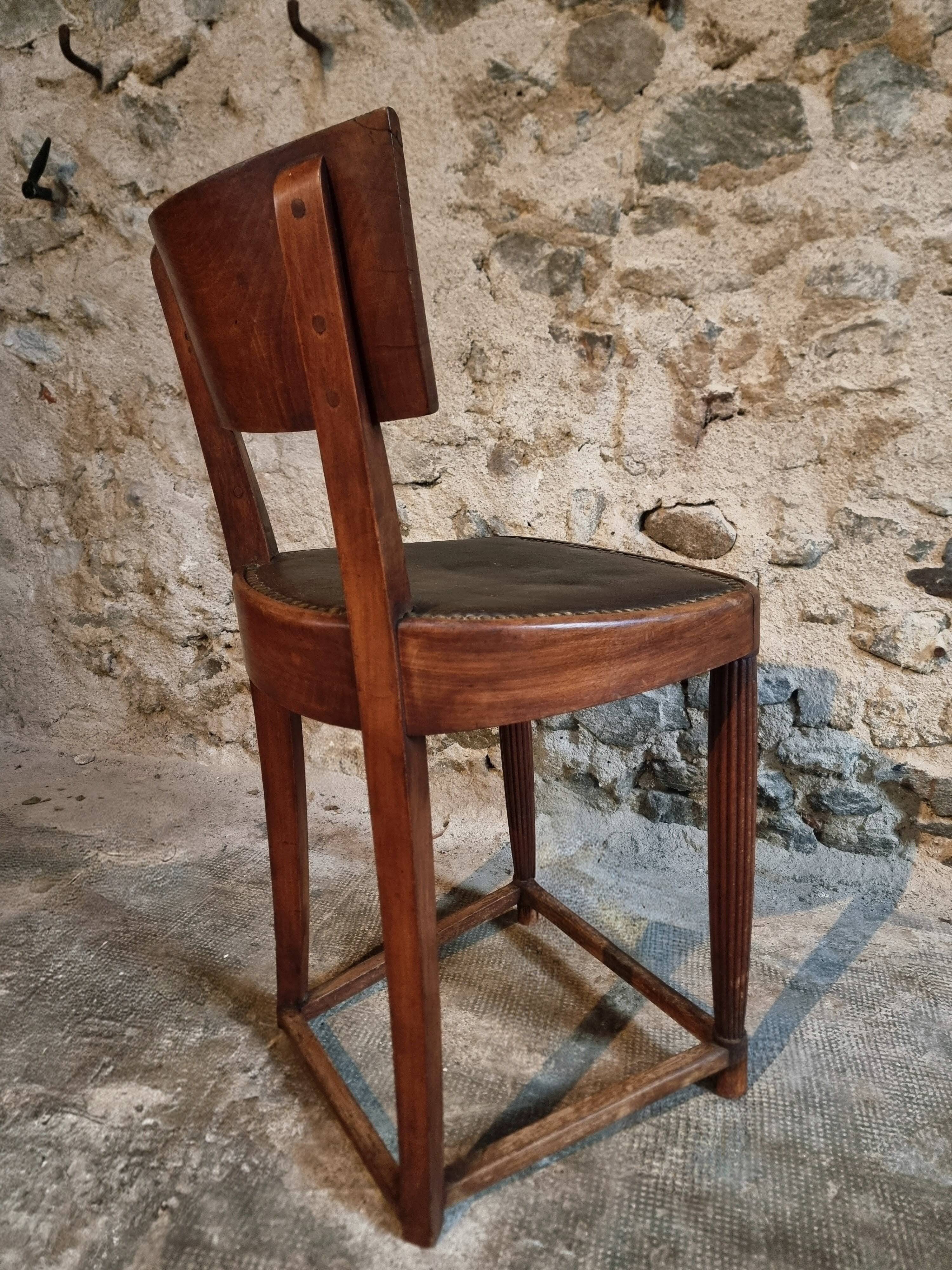 Antique French beech chair – Early 1900s – Solid curved backrest