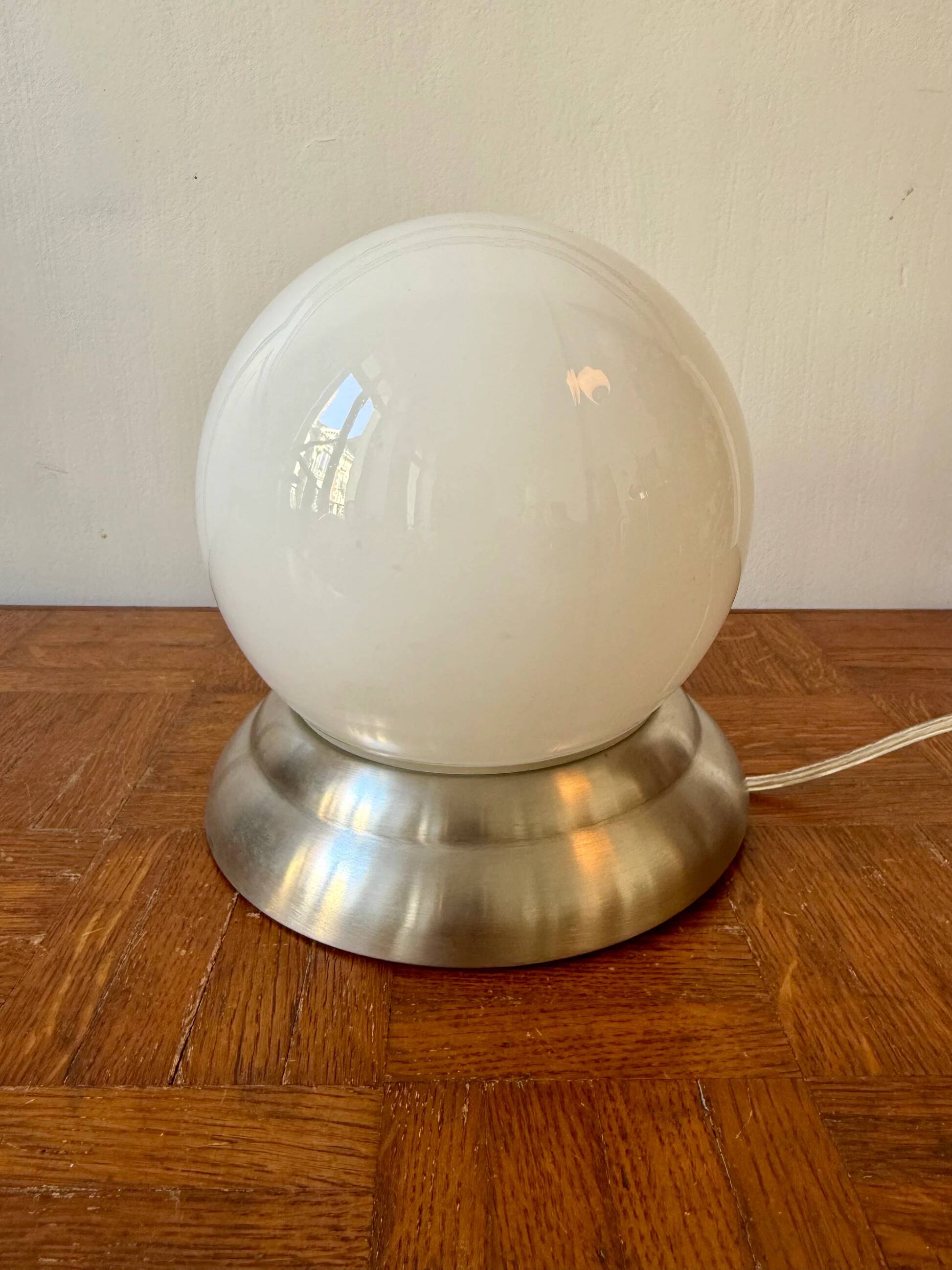 Globe lamp in opaline.