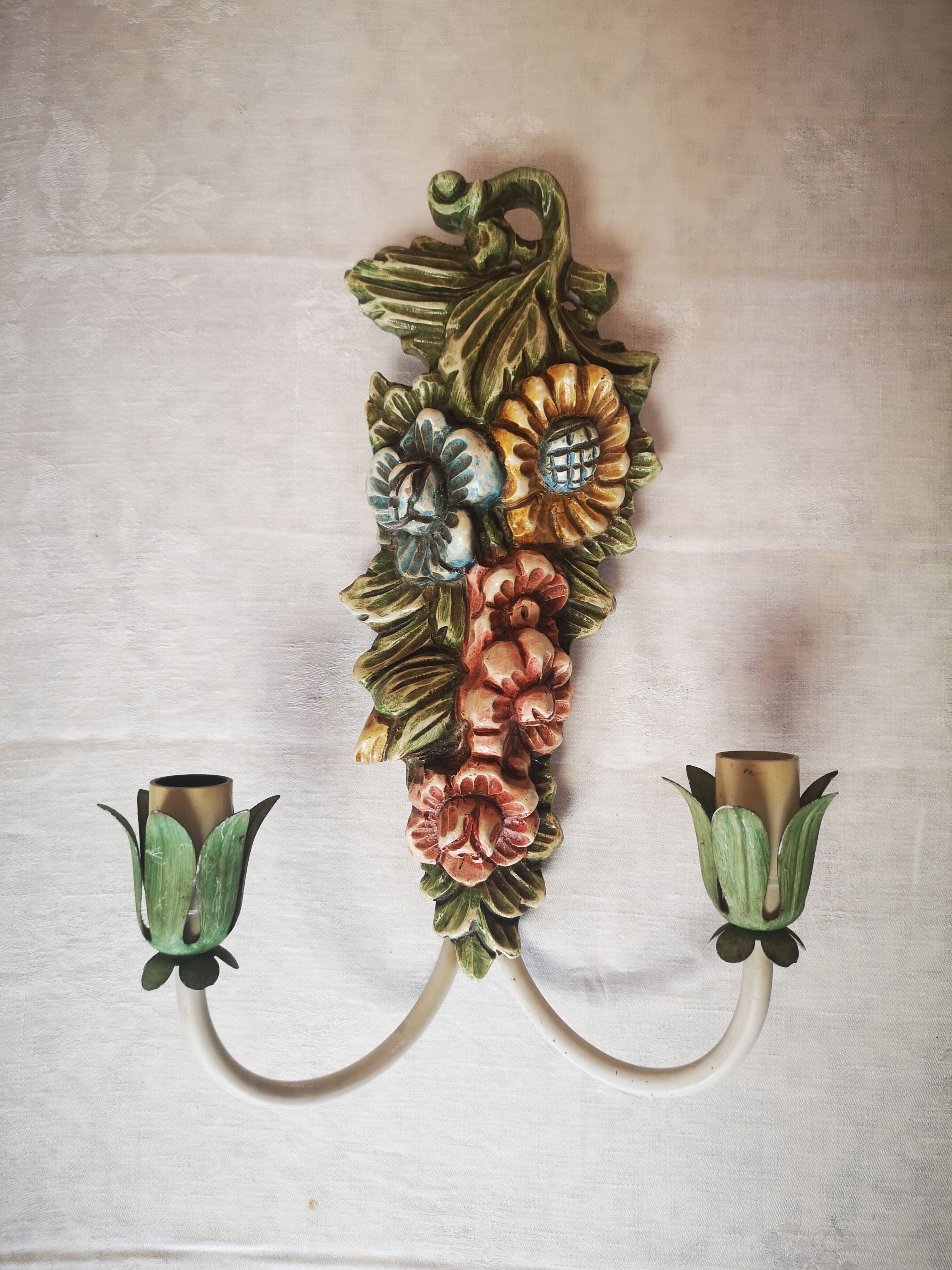 Paire d'appliques en bois sculpté polychrome