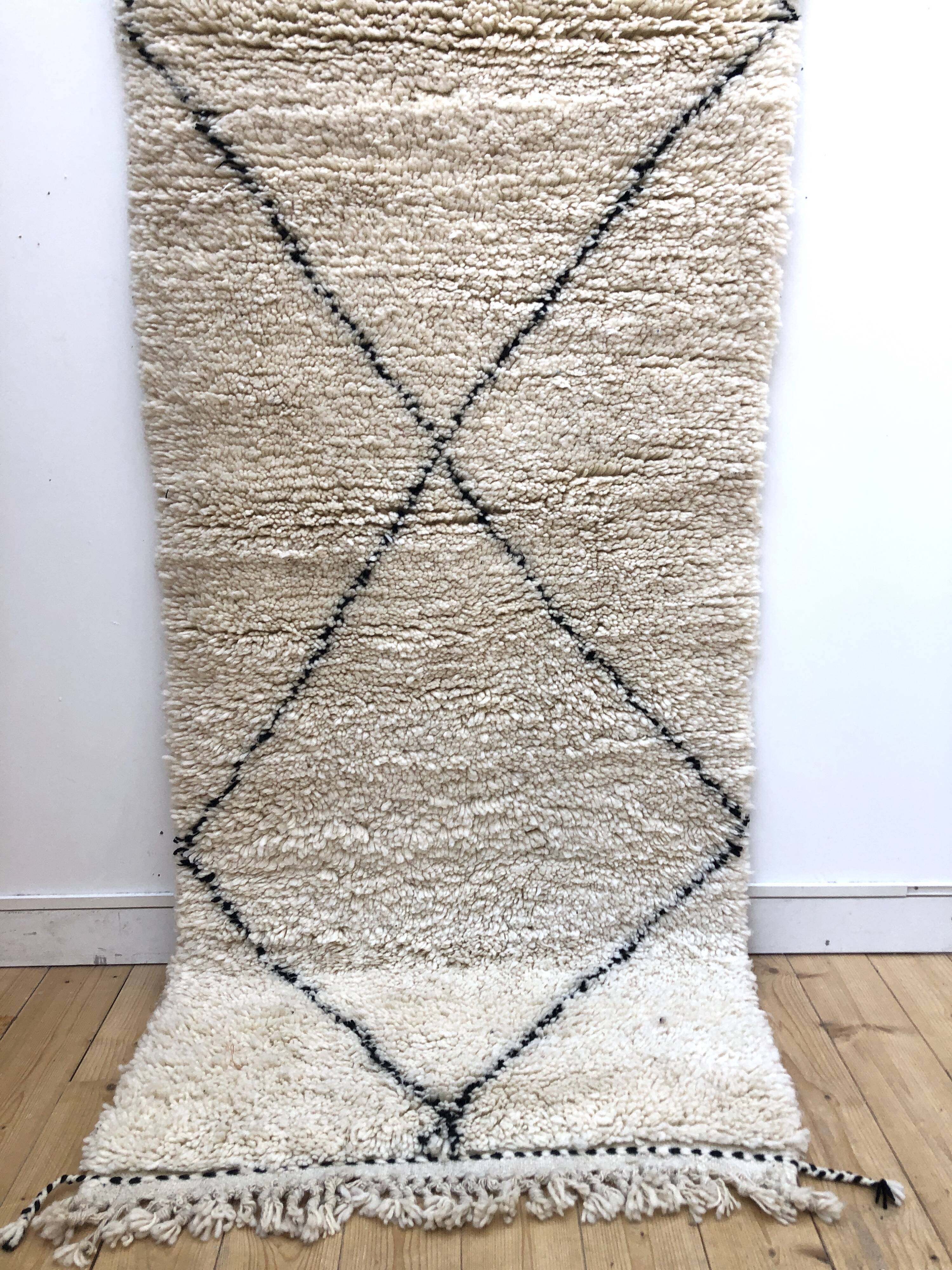 Moroccan Berber carpet Beni Ouarain corridor with black diamonds 2,9x0.9m