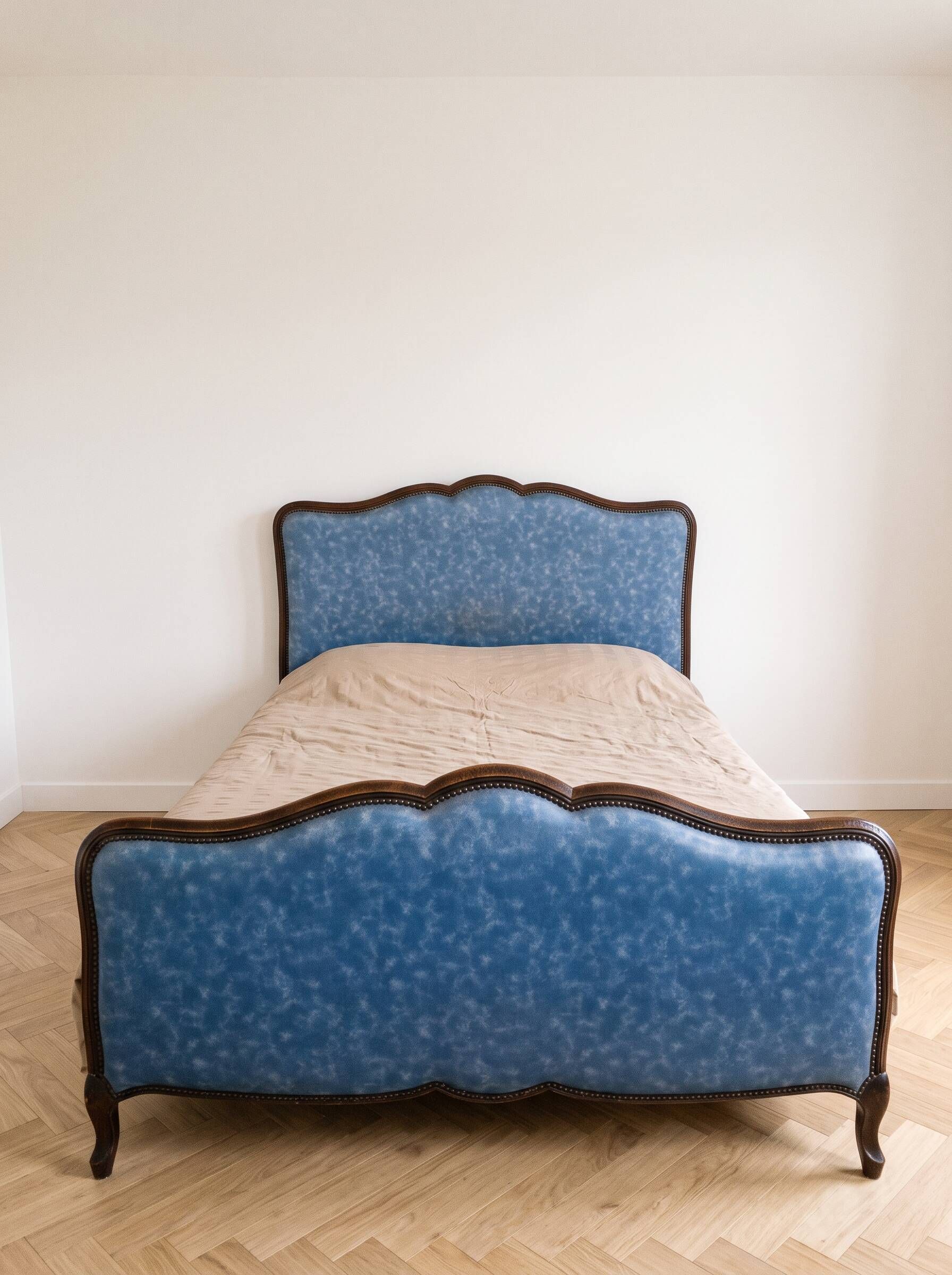 Lit double rustique en bois et tissu bleu