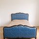 Lit double rustique en bois et tissu bleu