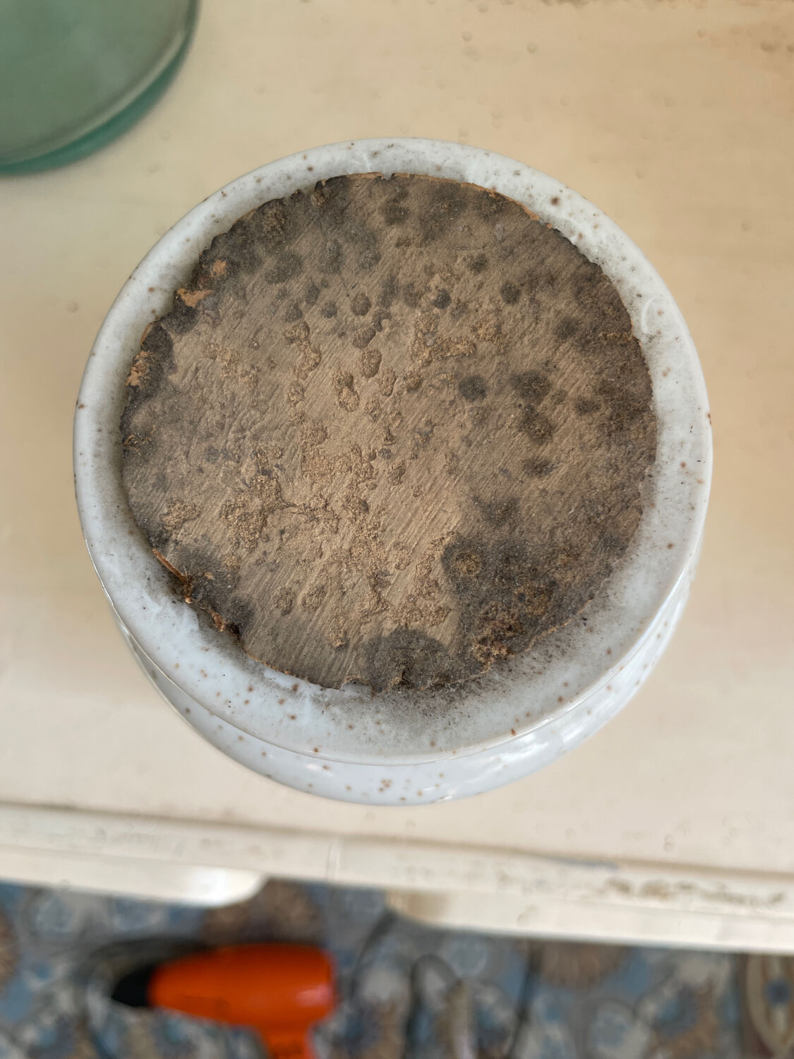 Speckled sandstone pot