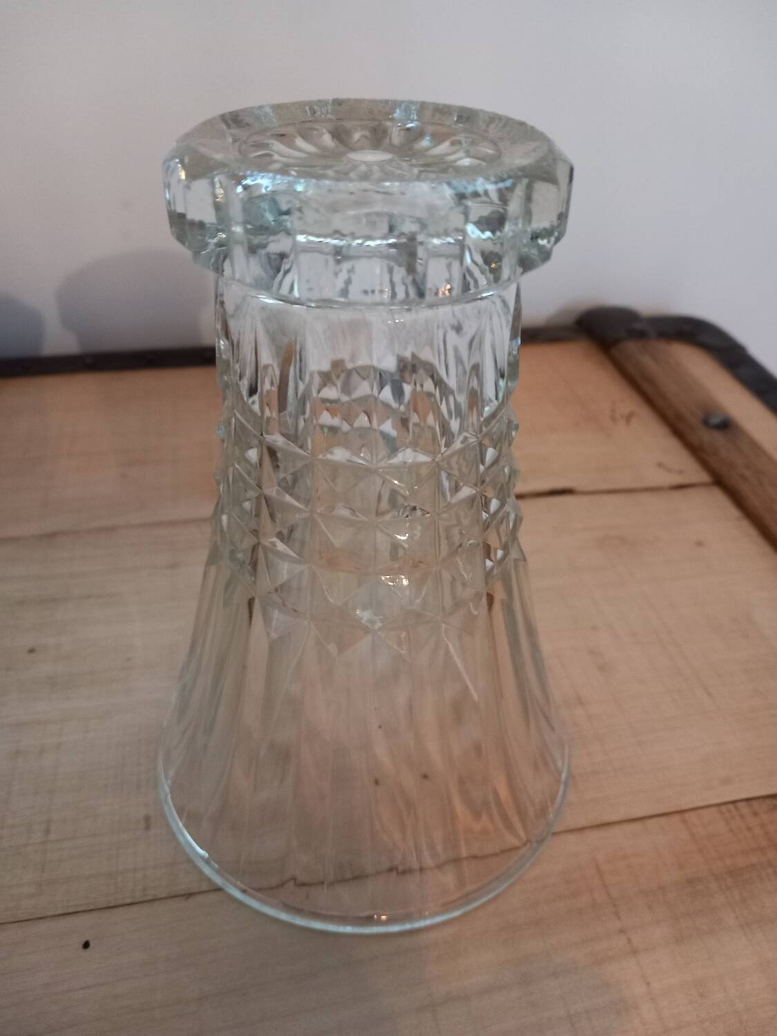 Petit vase en verre taillé