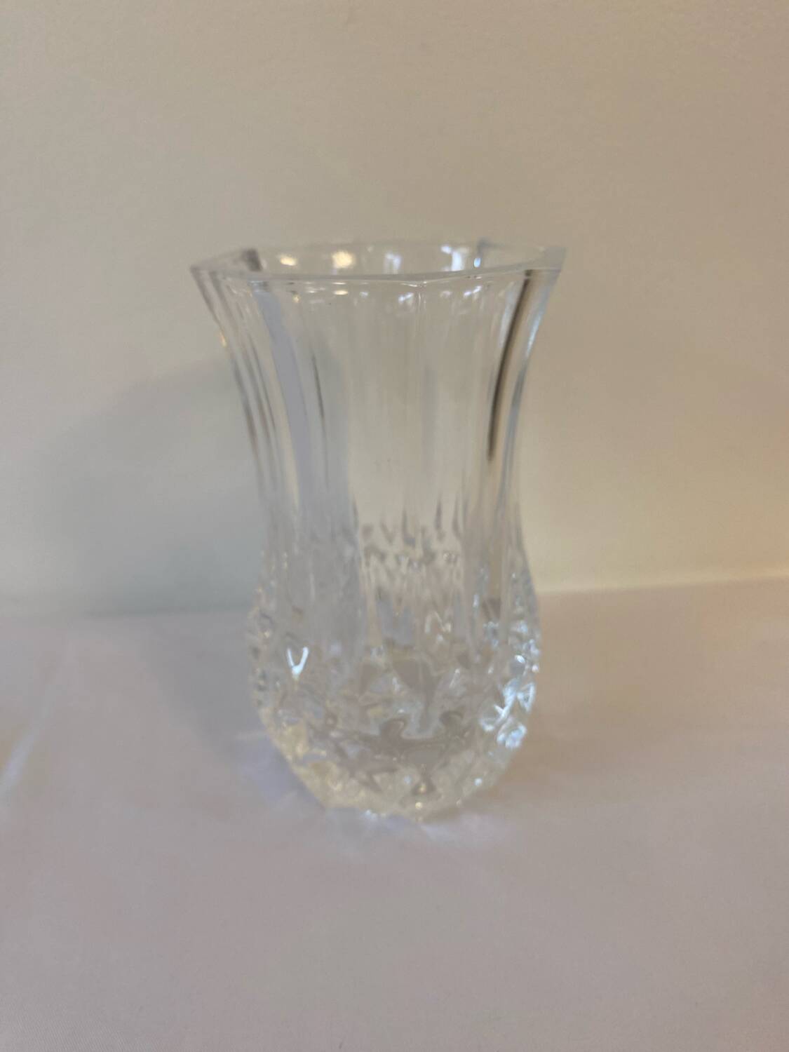 Petit vase en verre ciselé