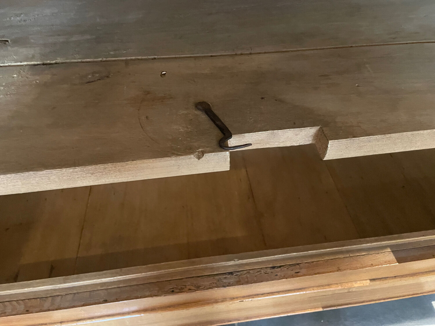 Buffet with 2 bodies in walnut, Louis Philippe style.