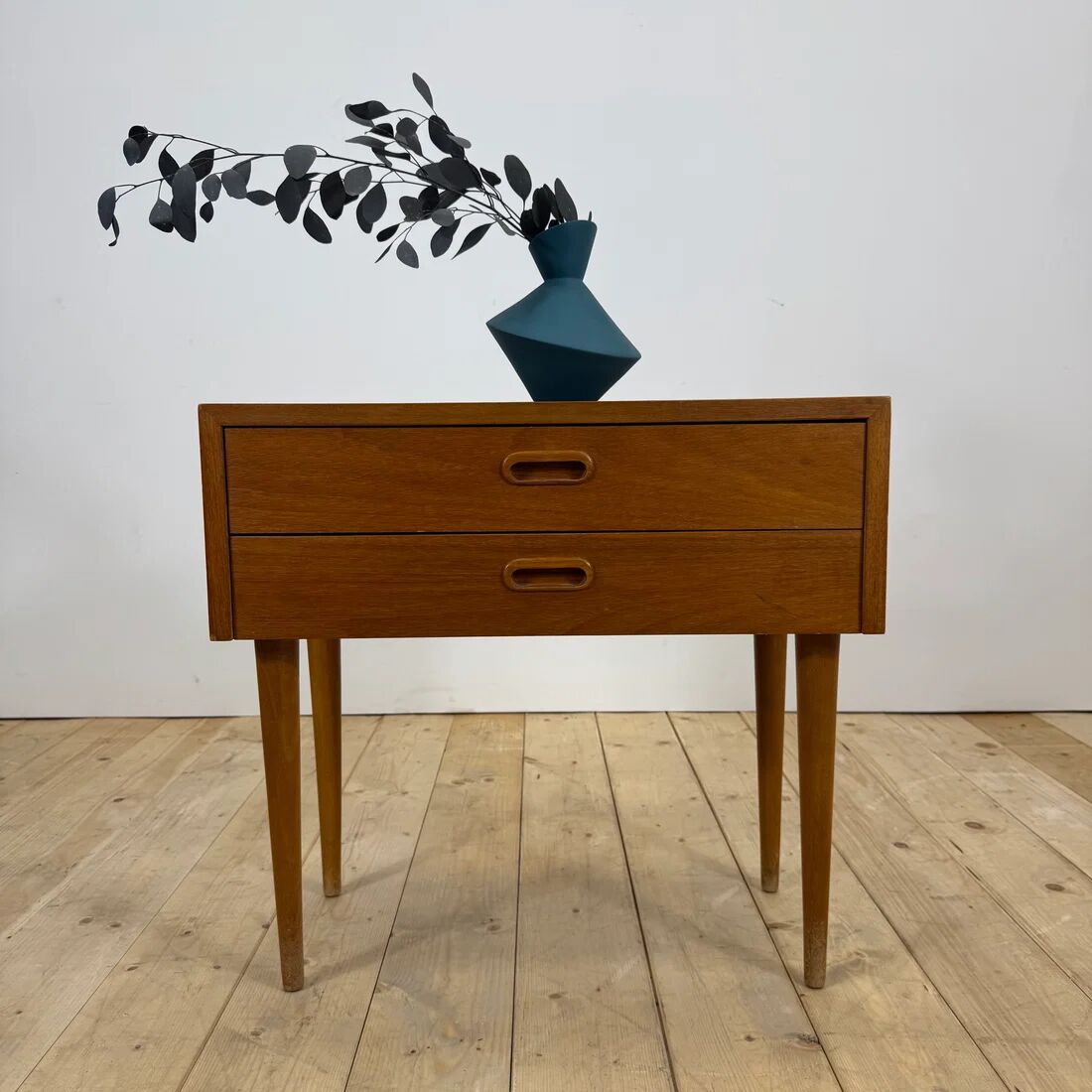 Table de nuit en teck danois avec deux tiroirs, 1960