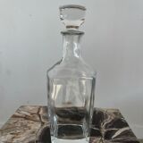 Smooth glass decanter with square base
