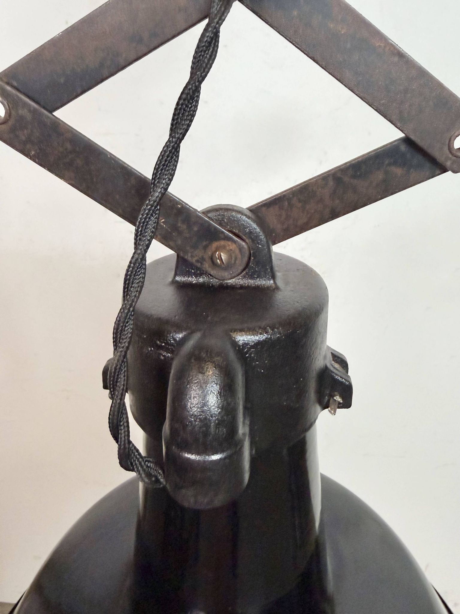 Lampe de plafond industrielle en émail noir à forme de ciseaux, années 1930