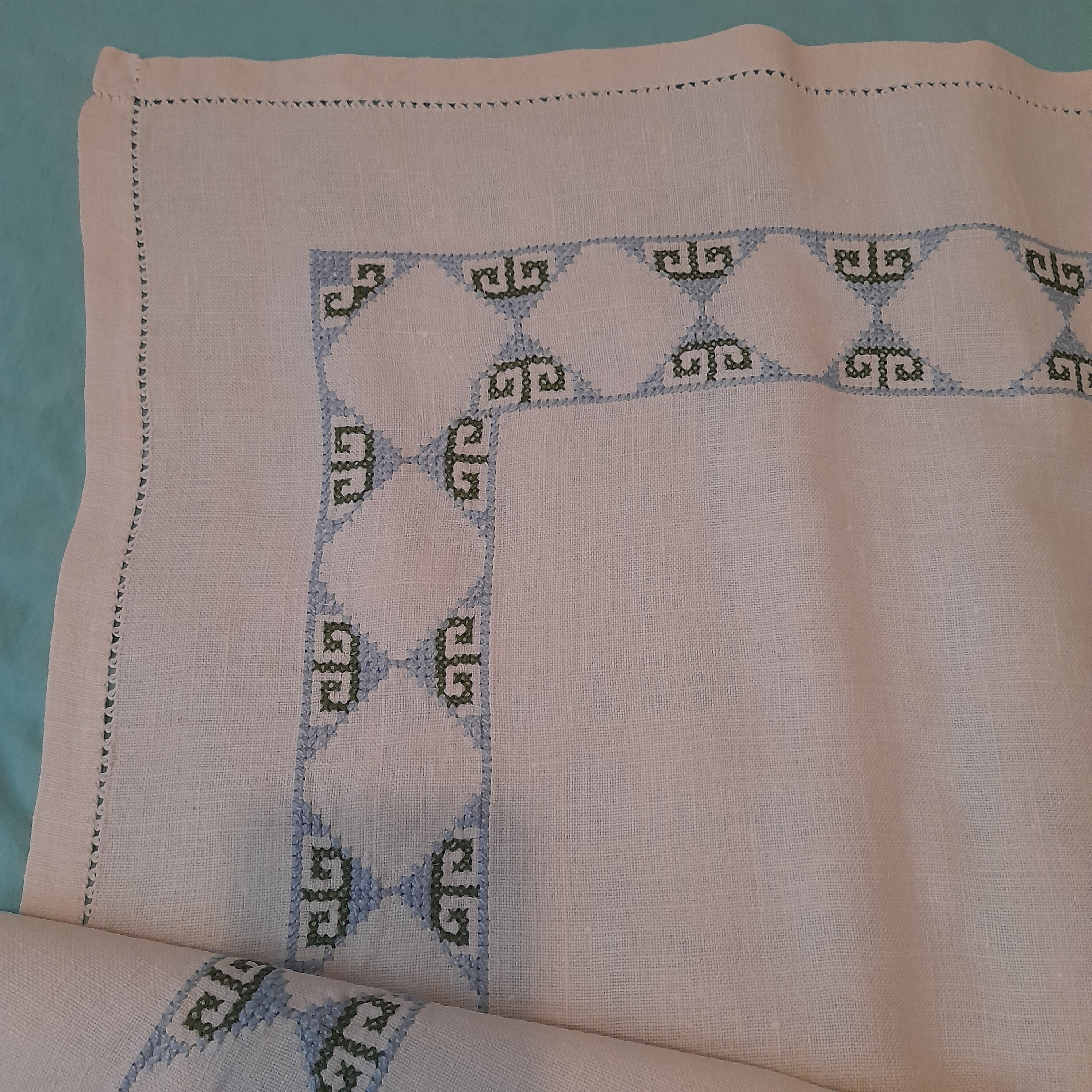 Tablecloth and embroidered linen towels