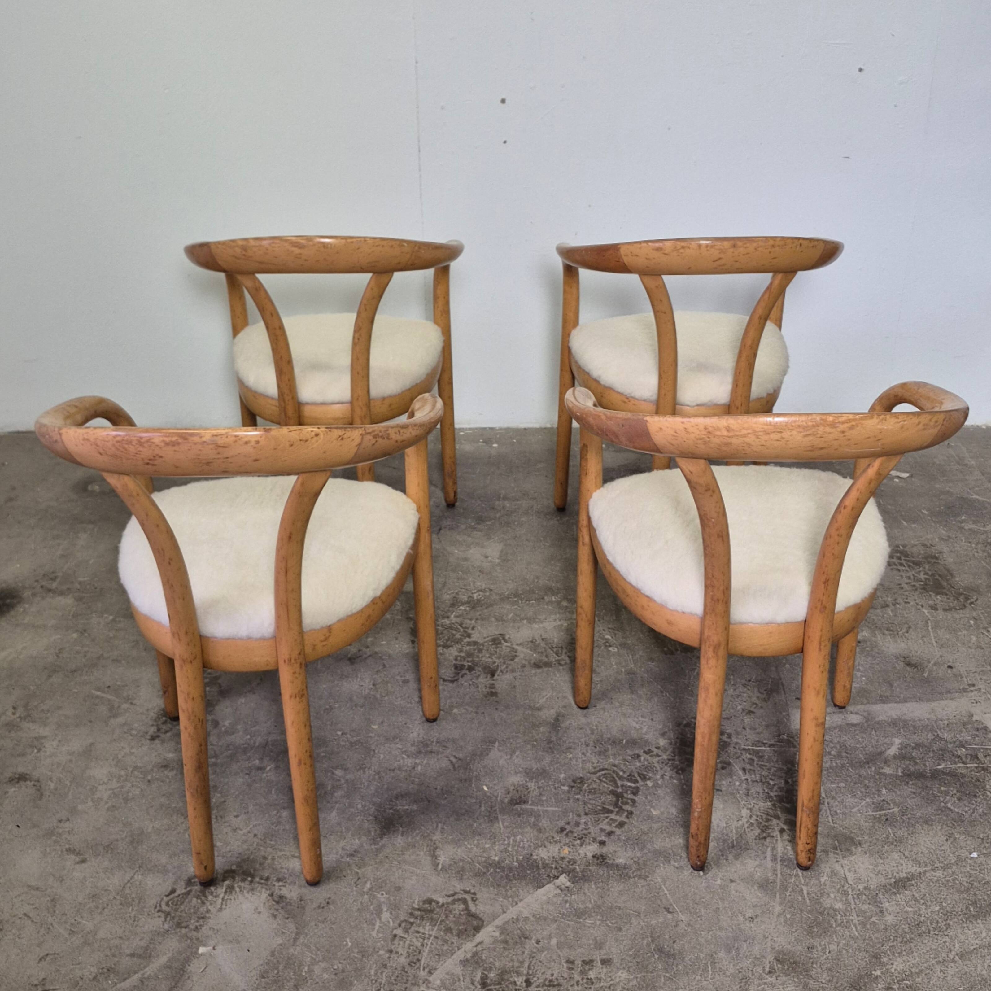 Ensemble de 4 chaises de salle à manger en bois et laine, Italie années 1970.