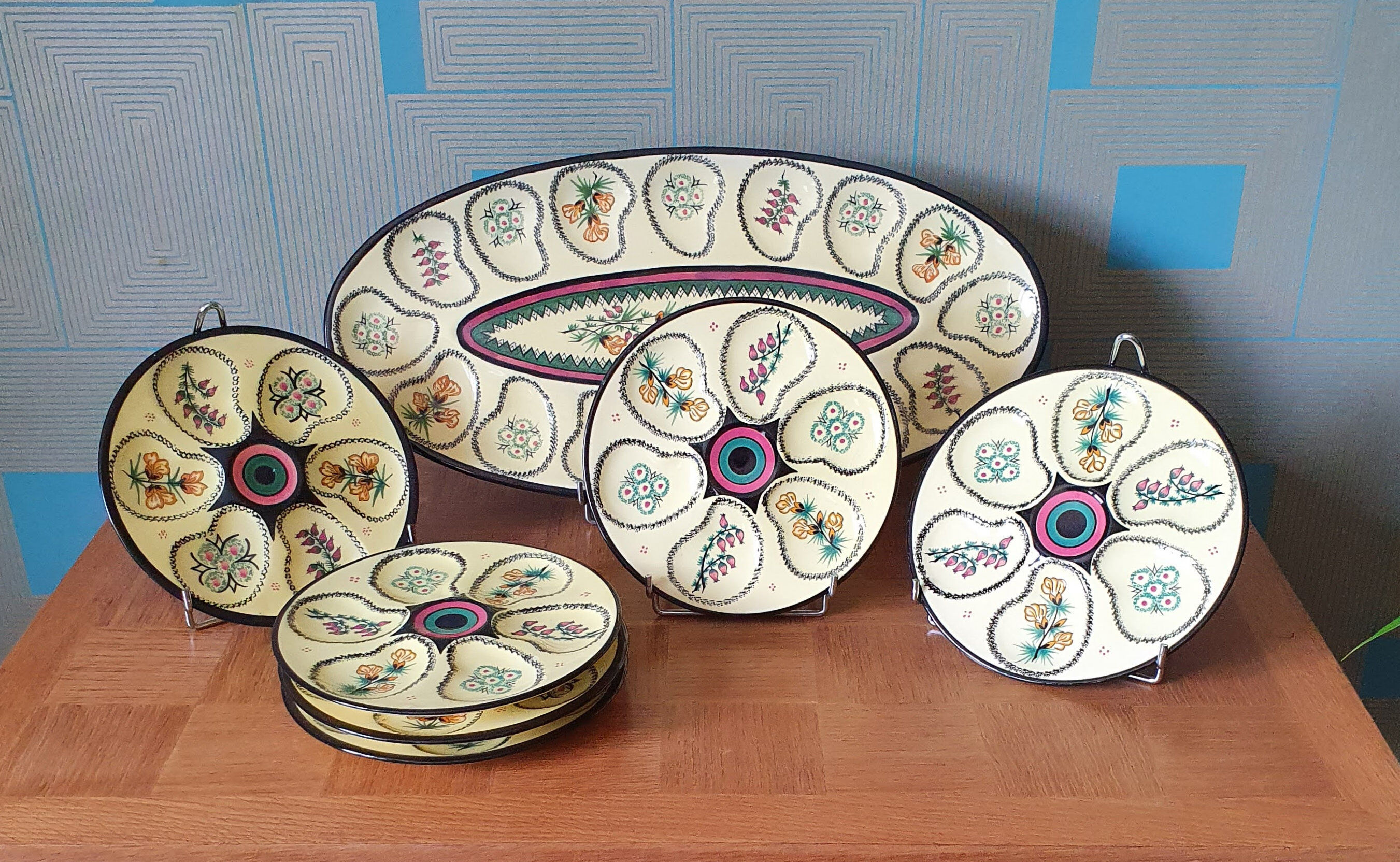 Service with oysters and shellfish in Quimper earthenware