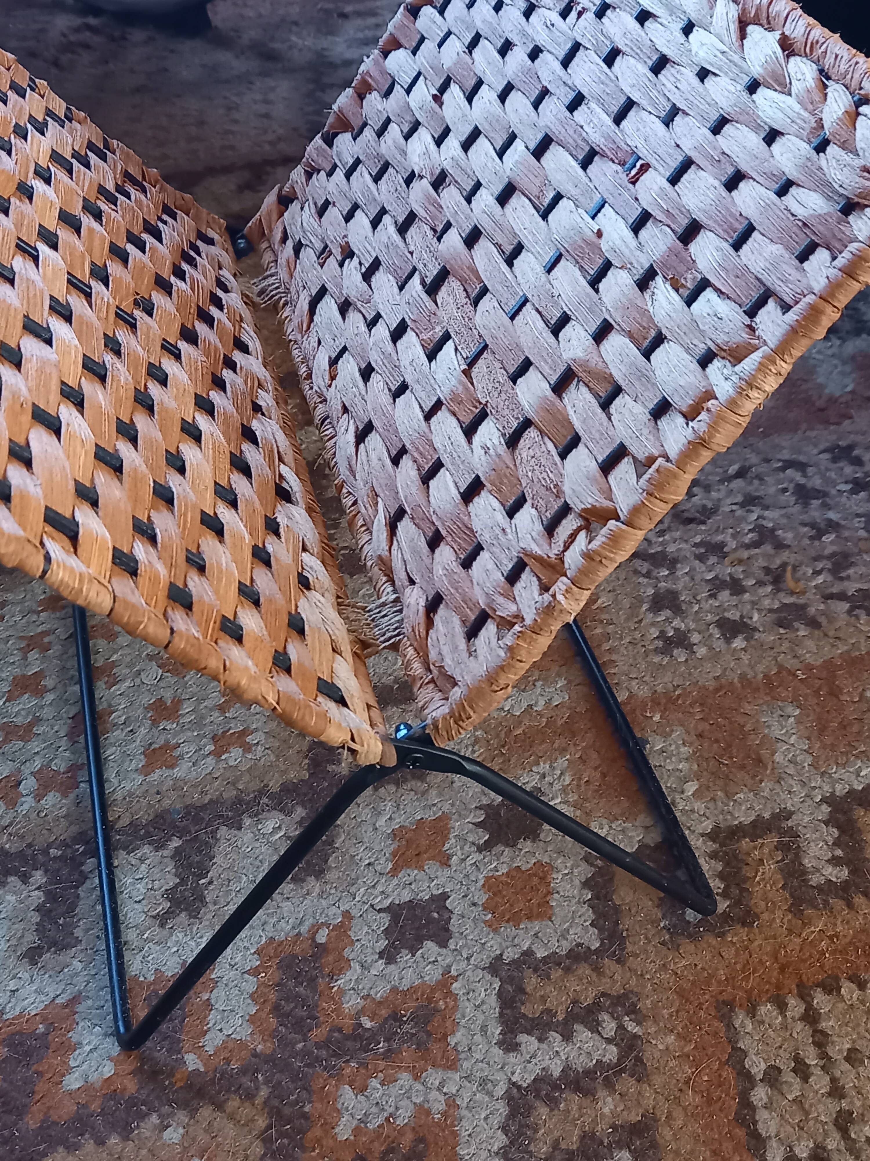 Folding magazine rack in metal and vintage woven wicker