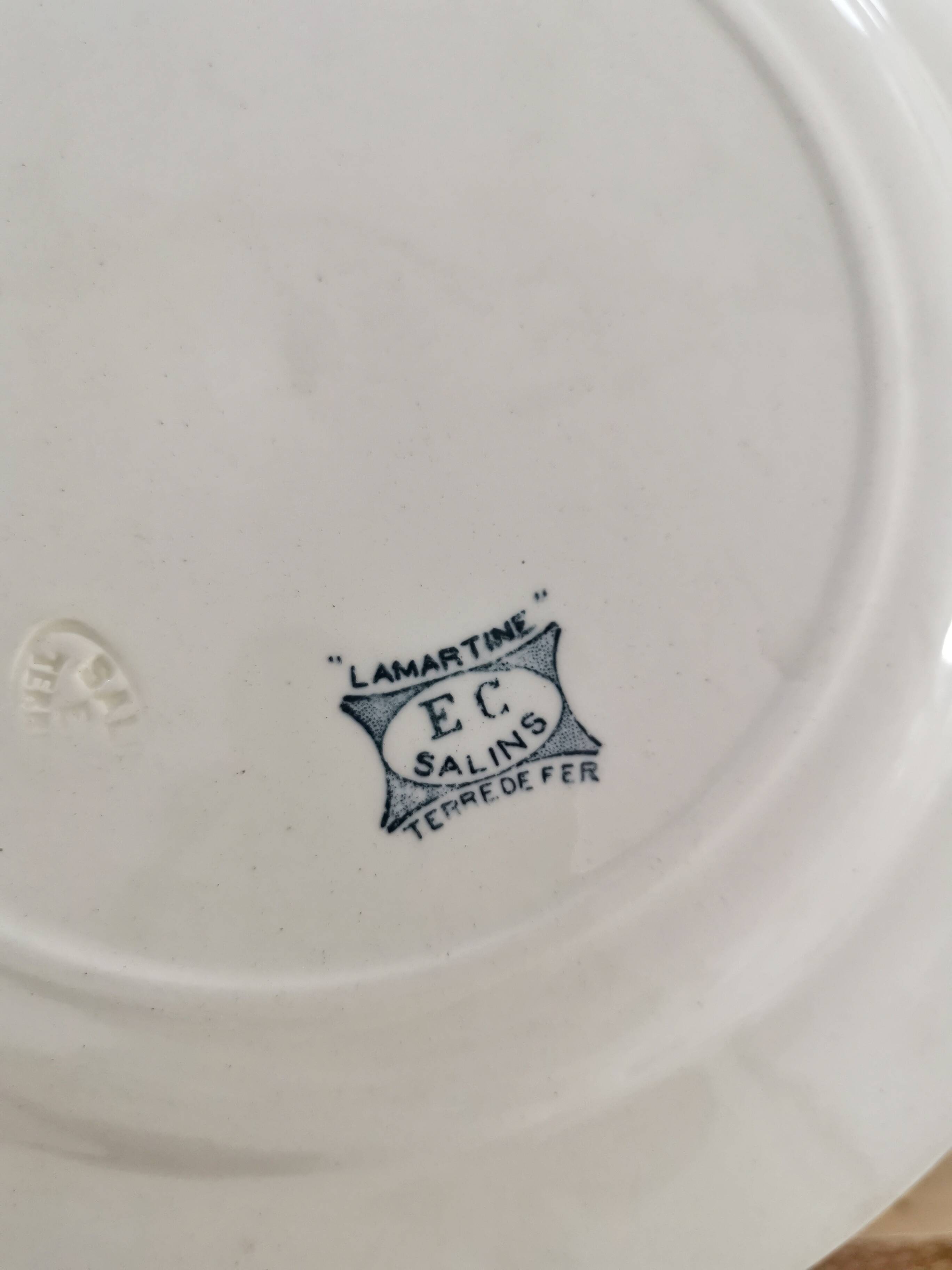 Set of 4 Vintage iron earth flat plates, old crockery