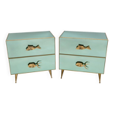 Paire de tables de nuit en verre miroir vert aqua du milieu du siècle avec des poissons en laiton.