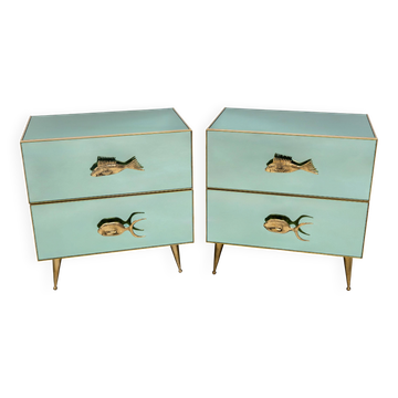 Paire de tables de nuit en verre miroir vert aqua du milieu du siècle avec des poissons en laiton.