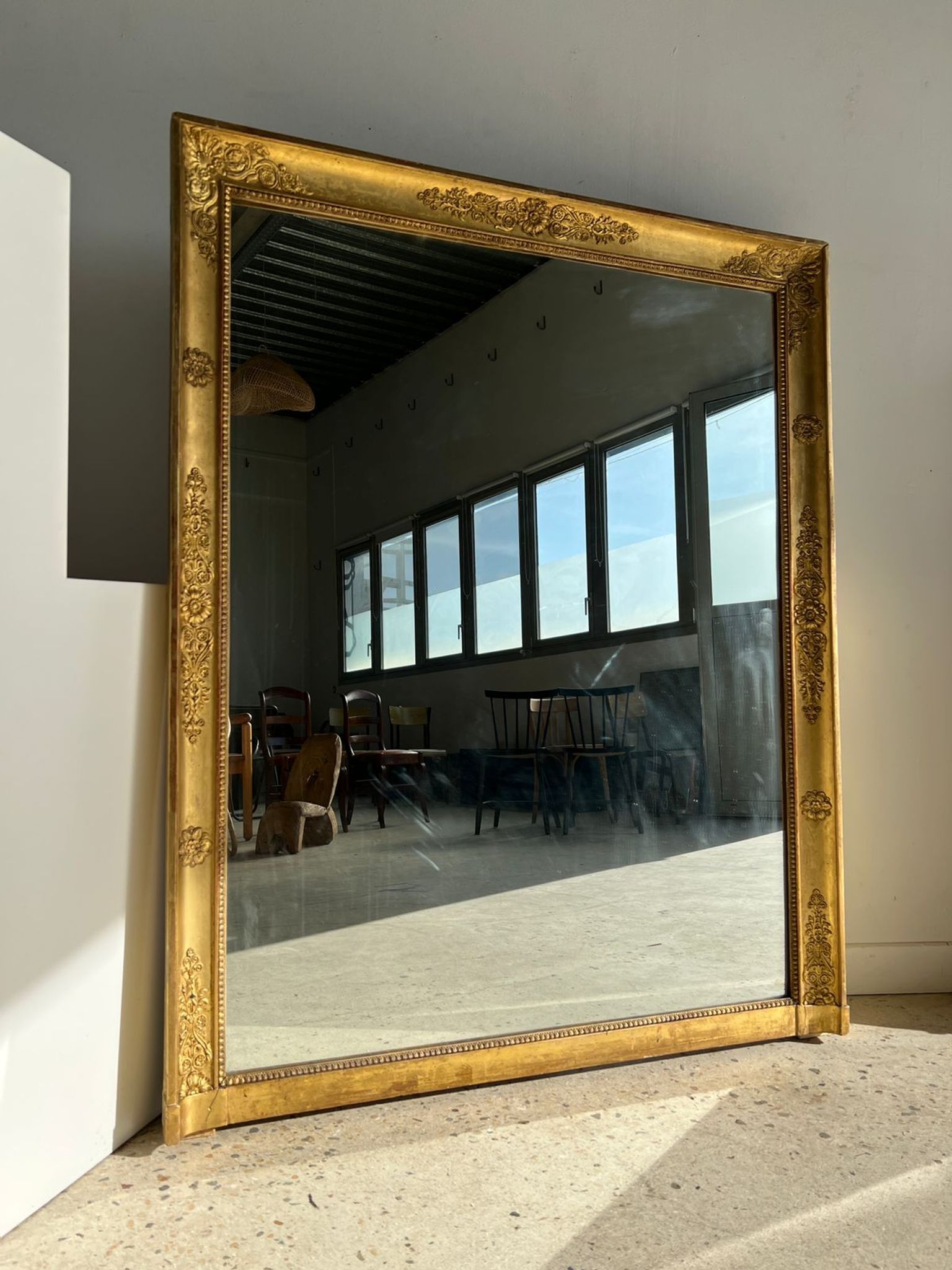 Miroir doré style Restauration à décor de palmettes étirées