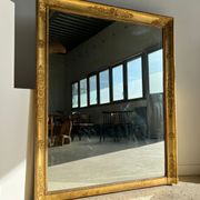 Miroir doré style Restauration à décor de palmettes étirées