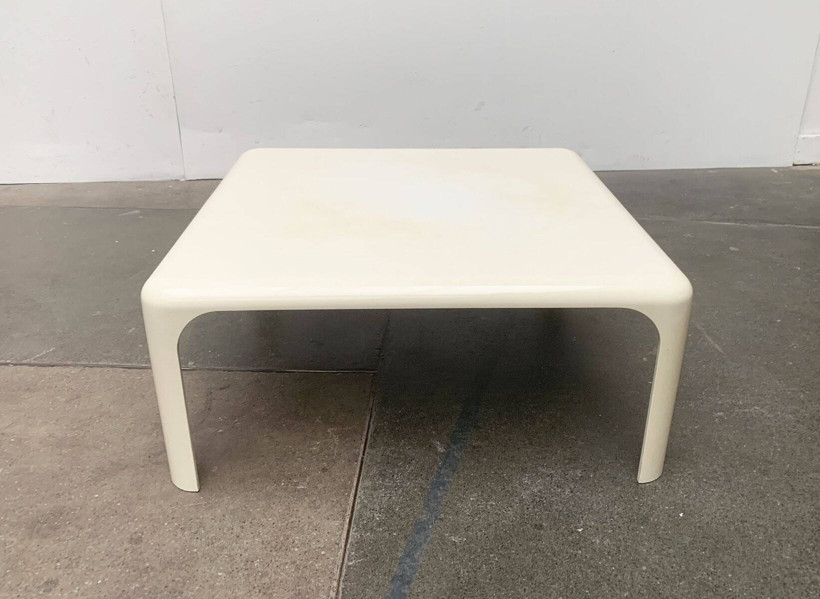 Demetrio lounge coffee table from the Italian space age of the mid-century by Vico Magistretti for Artemide.