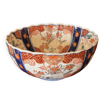 Hand-painted Imari porcelain bowl with an elegant scalloped rim