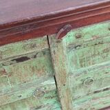 Buffet long en bois avec portes anciennes vertes