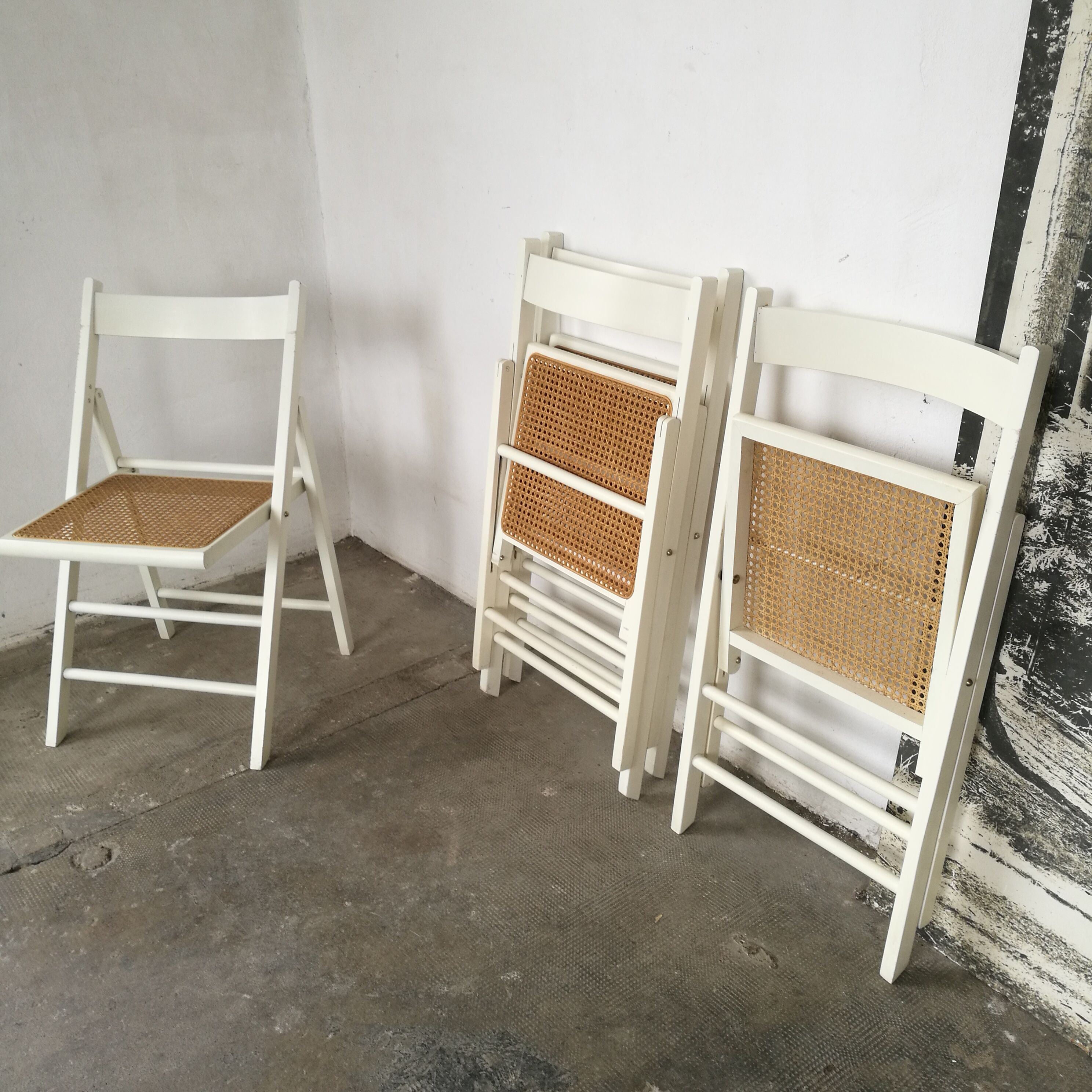 Set of 4 folding chairs, can.
