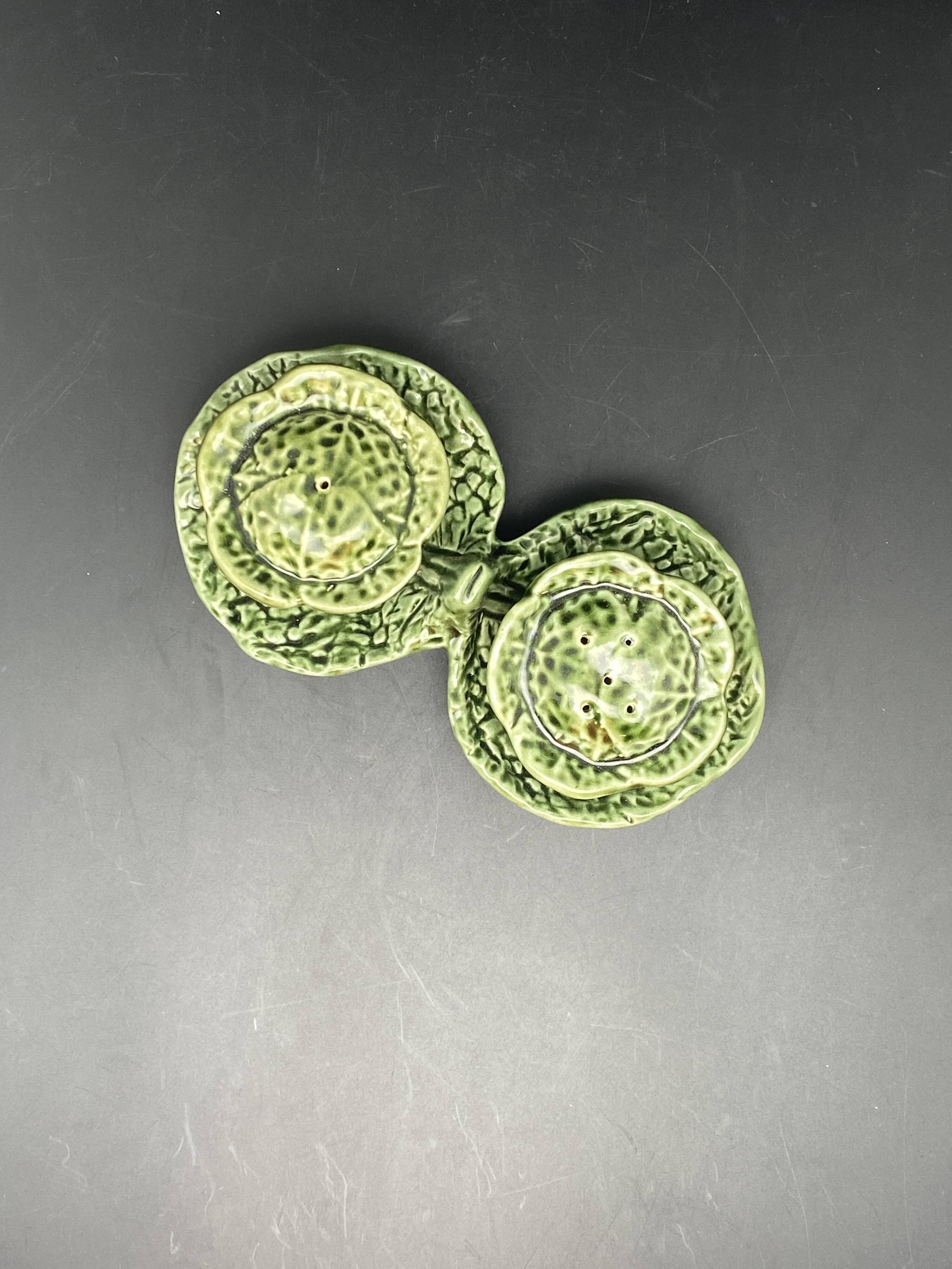Cabbage-shaped salt and pepper shakers