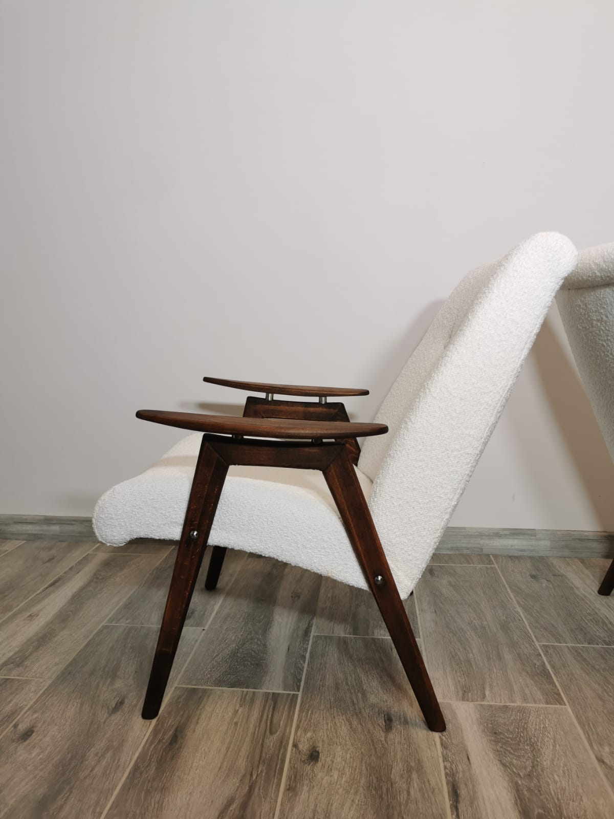 Paire de fauteuils par Jaroslav Smidek restaurés